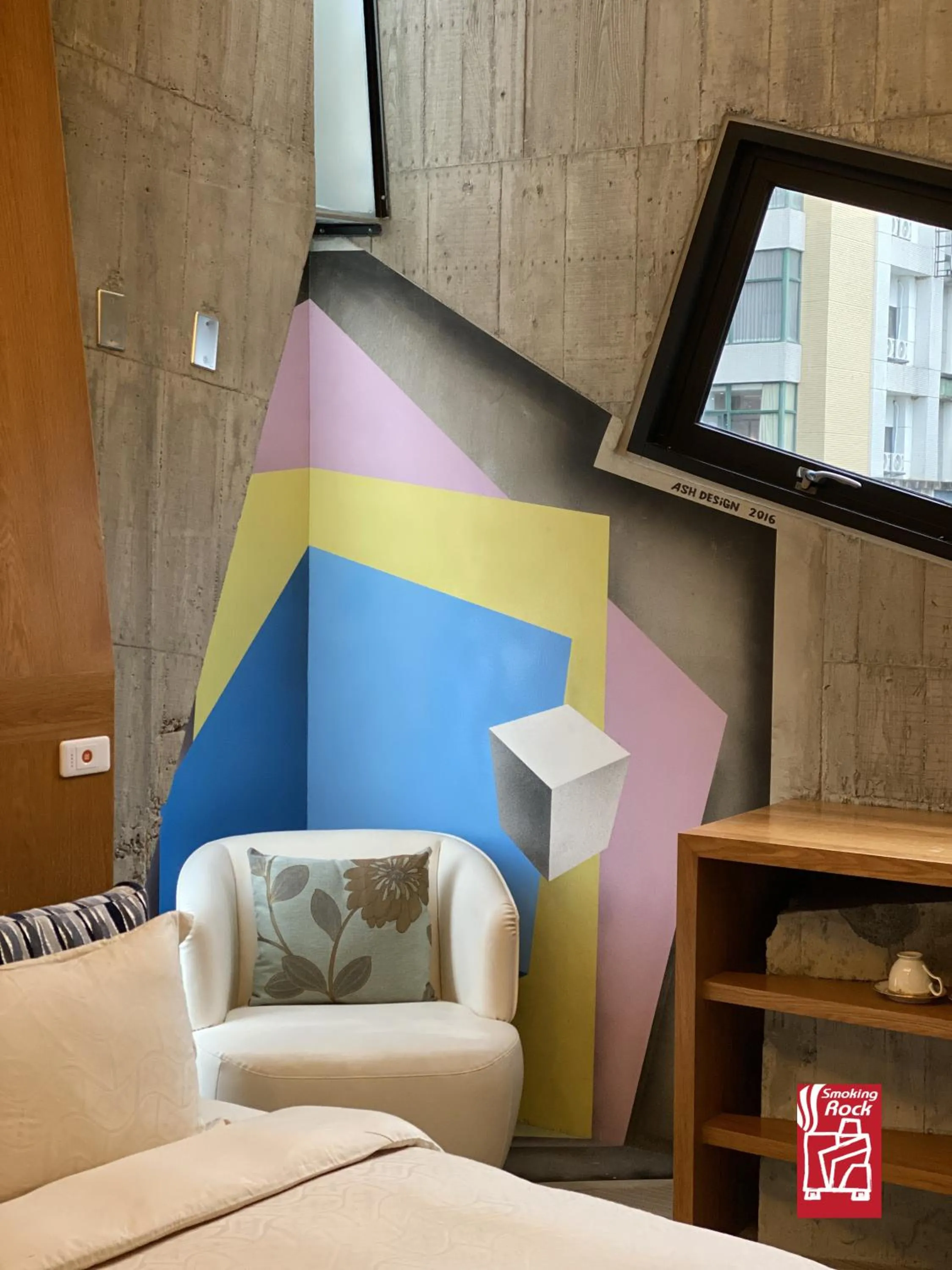 Photo of the whole room, Bed in Smoking Rock