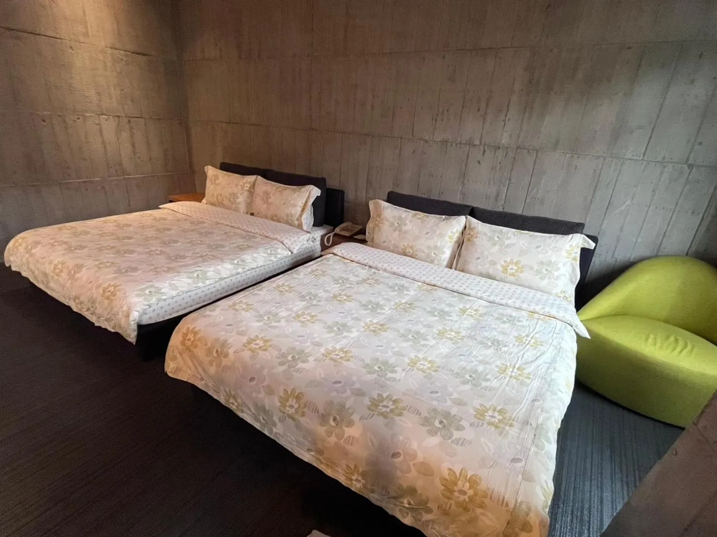 Photo of the whole room, Bed in Smoking Rock