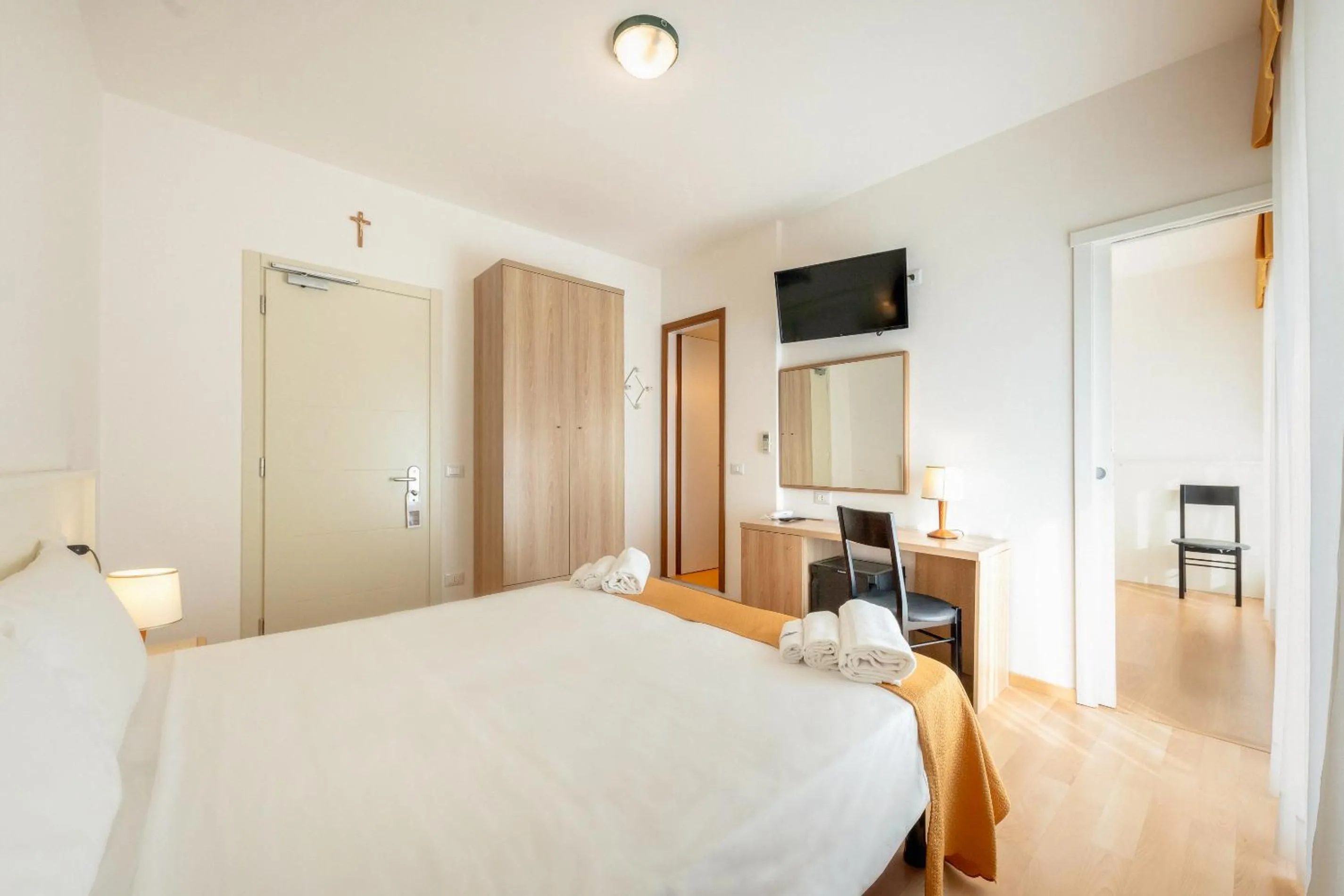 Photo of the whole room, Bed in Hotel Parigi