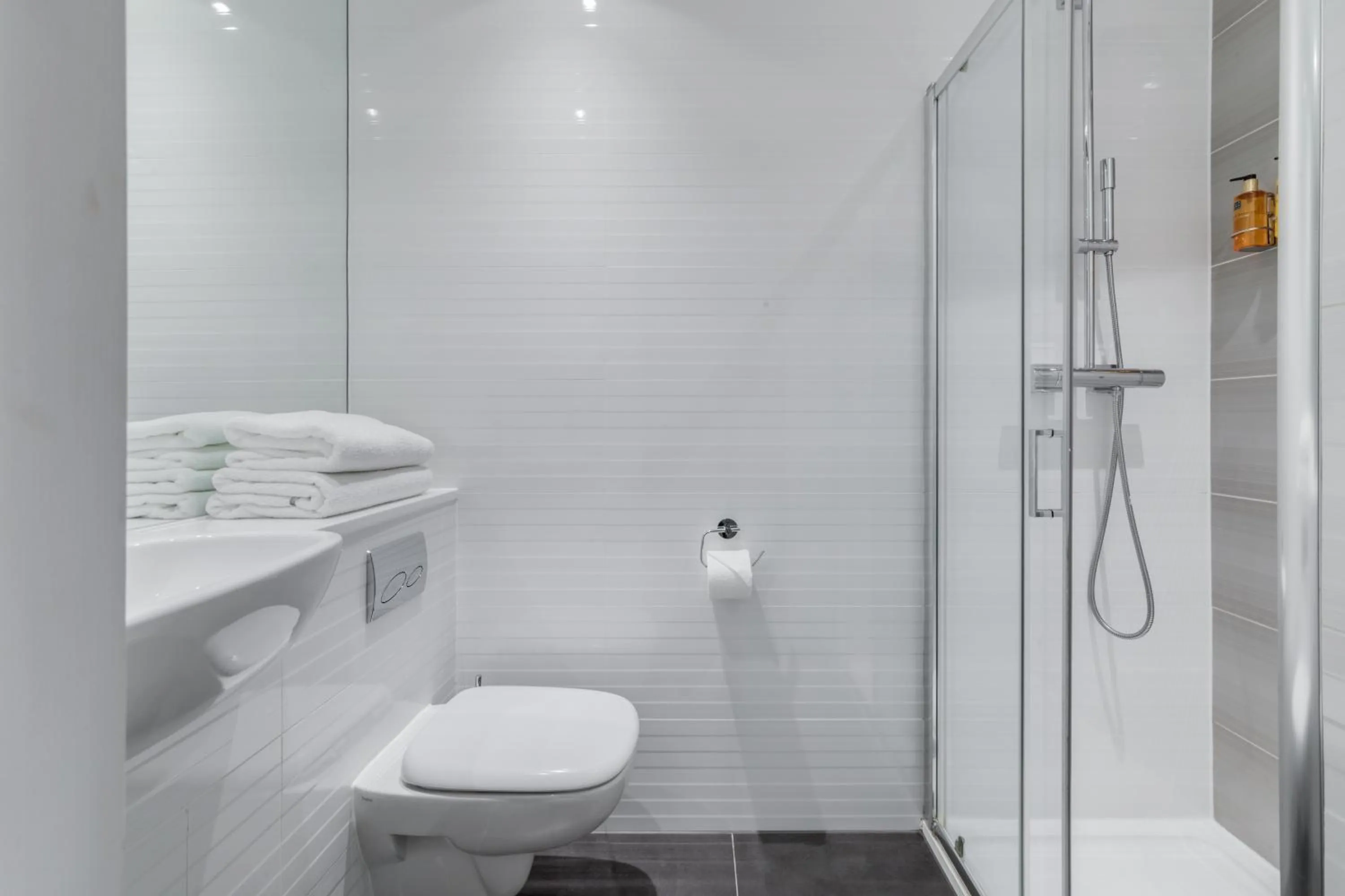 Bathroom in Mornington Hotel London Victoria