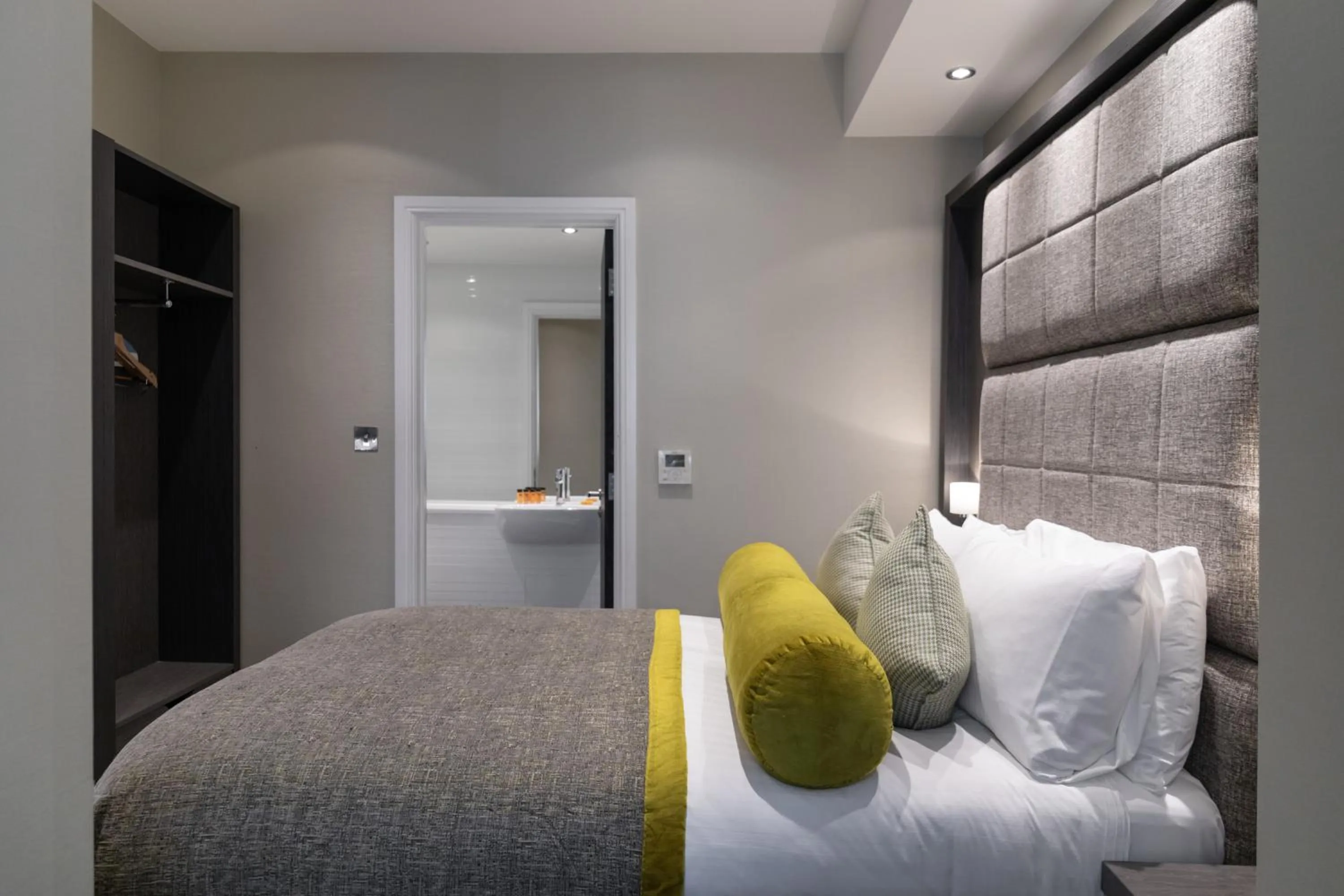 Bedroom, Bed in Mornington Hotel London Victoria