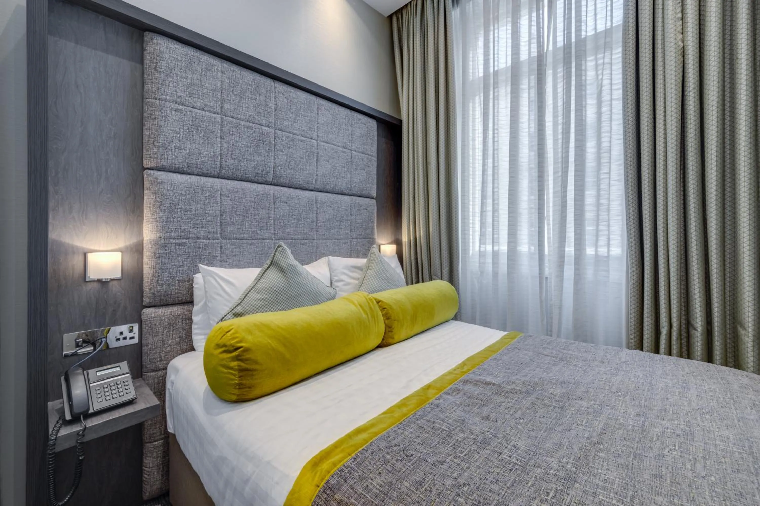 Bed in Mornington Hotel London Victoria