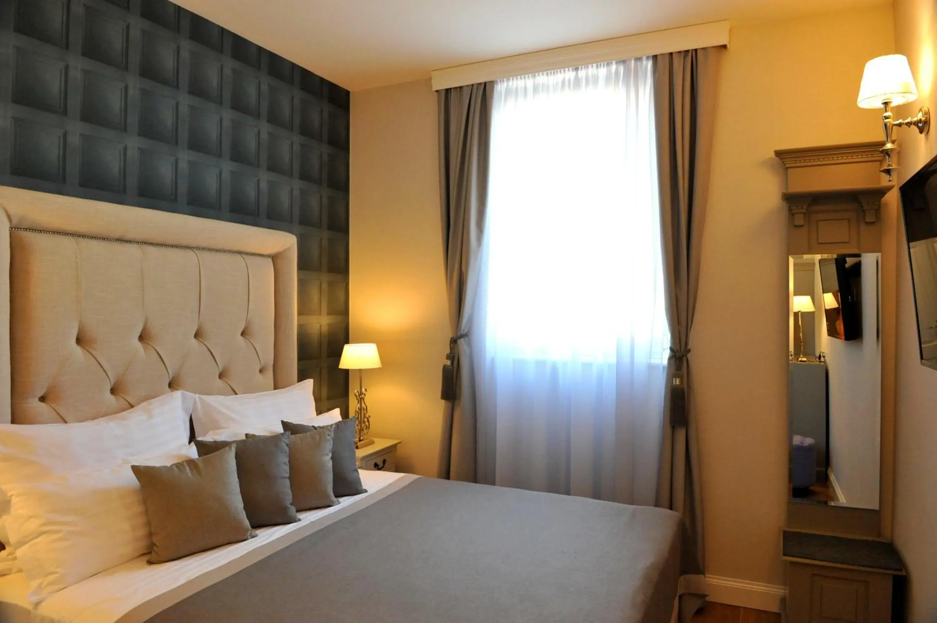 Superior King Room in Bajamonti 5 Luxury Rooms Superior King Room in Bajamonti 5 Luxury Rooms