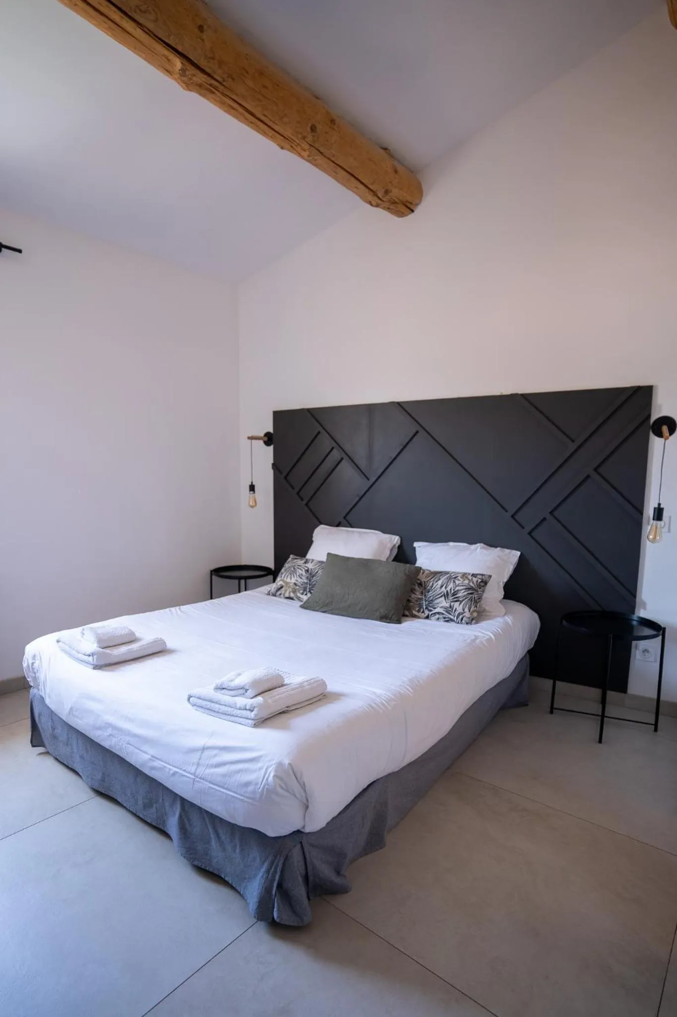 Bed in Hôtel d'Angleterre, Salon-de-Provence