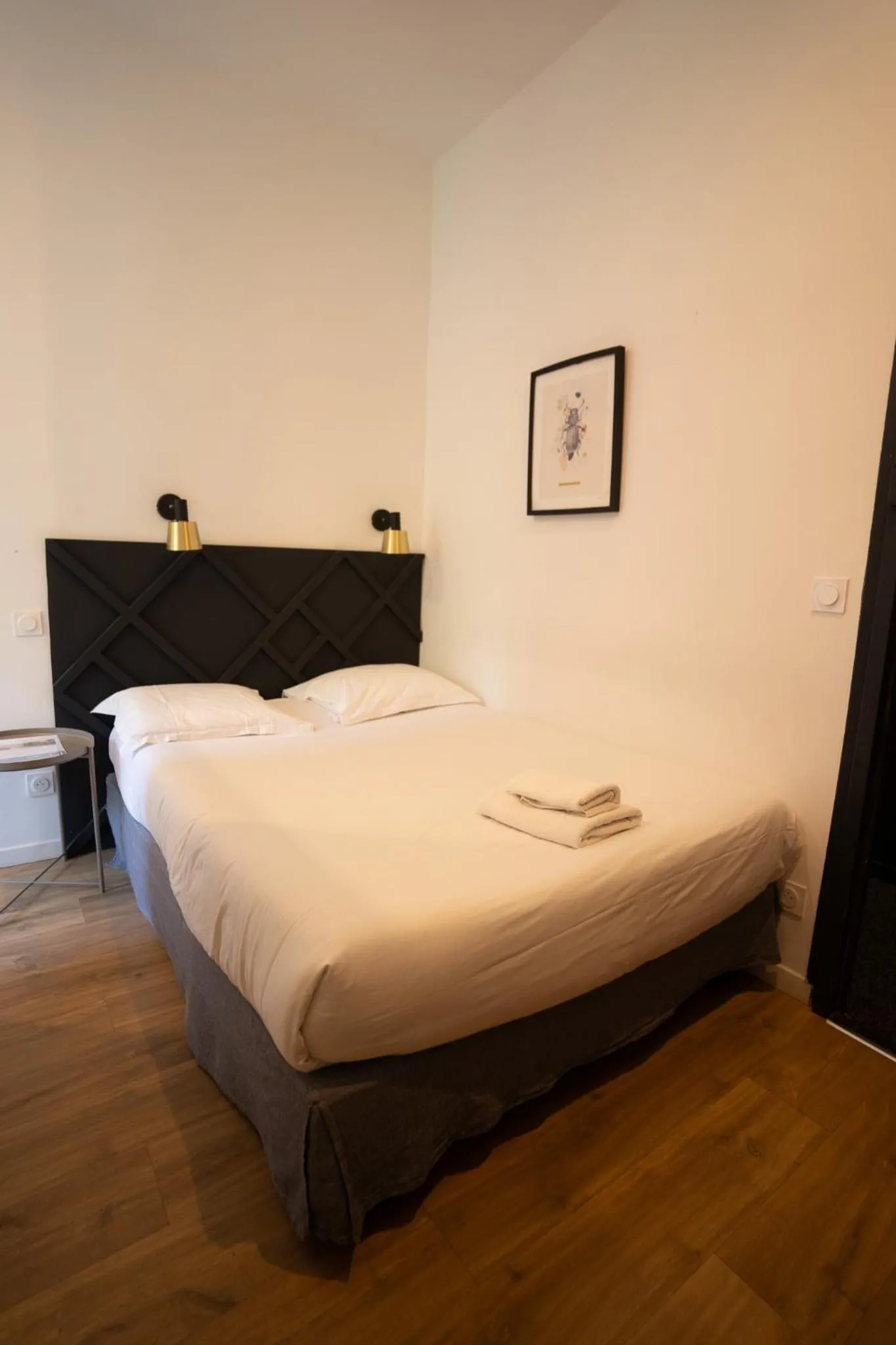 Bed in Hôtel d'Angleterre, Salon-de-Provence