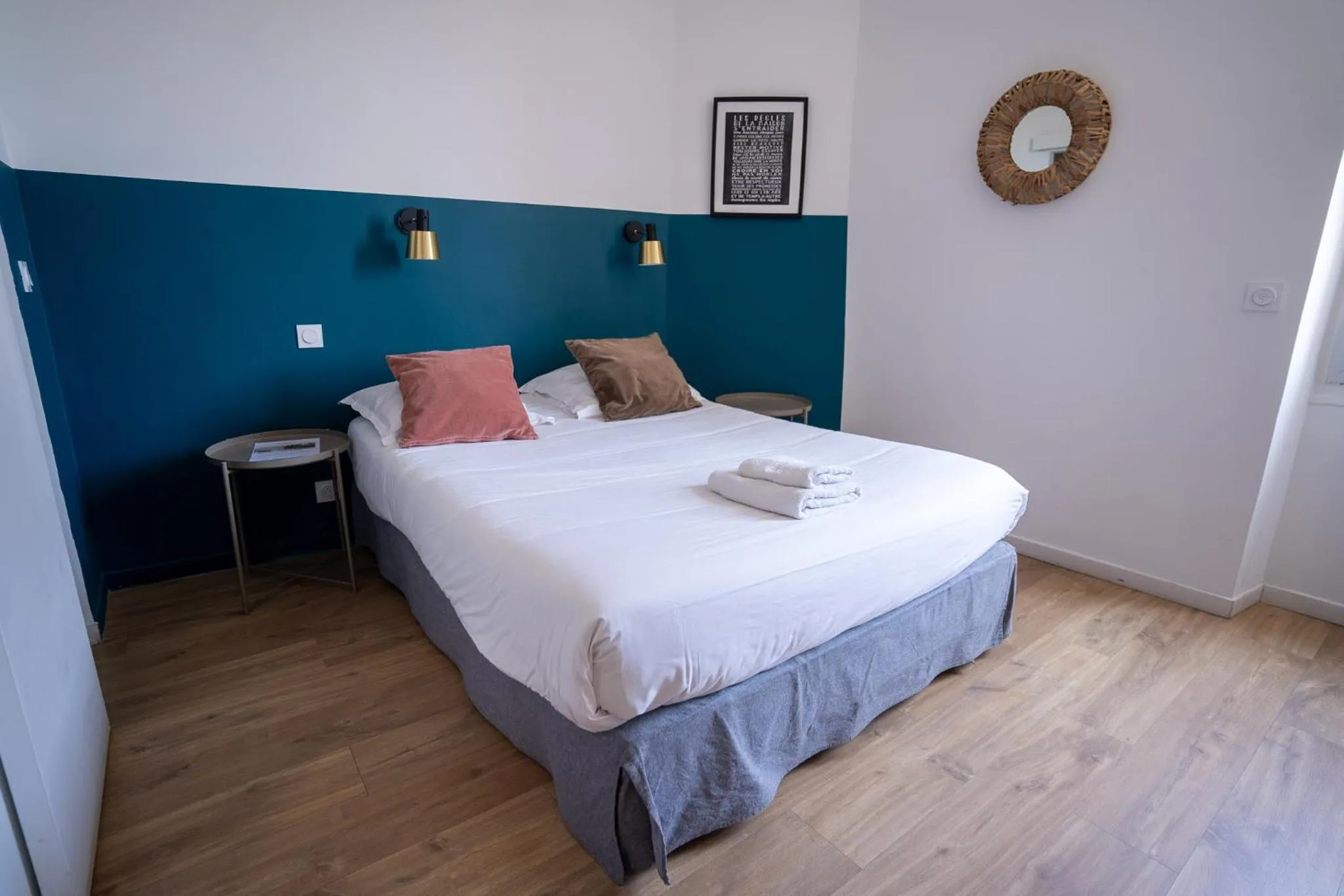 Bed in Hôtel d'Angleterre, Salon-de-Provence