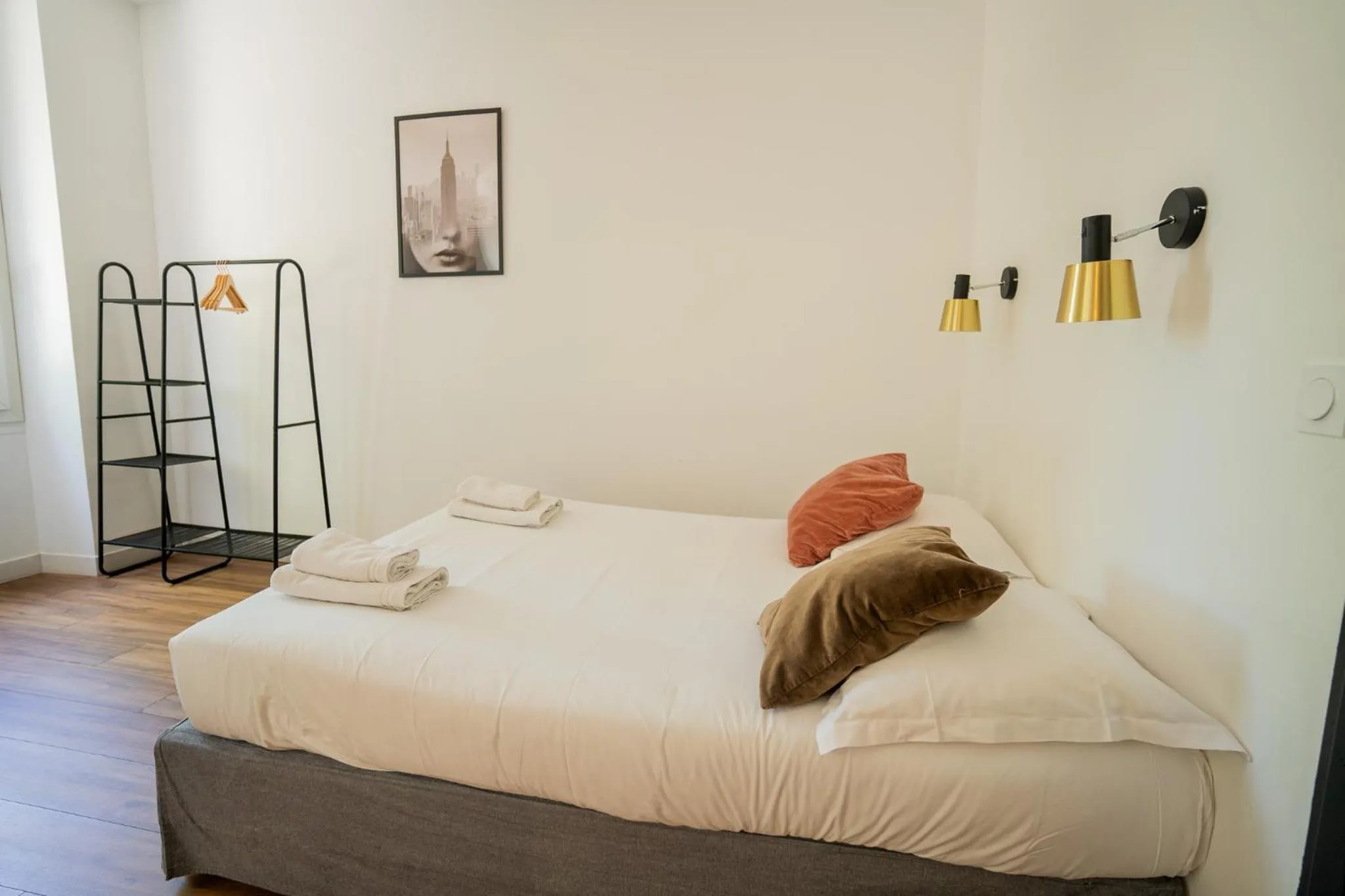 Bed in Hôtel d'Angleterre, Salon-de-Provence
