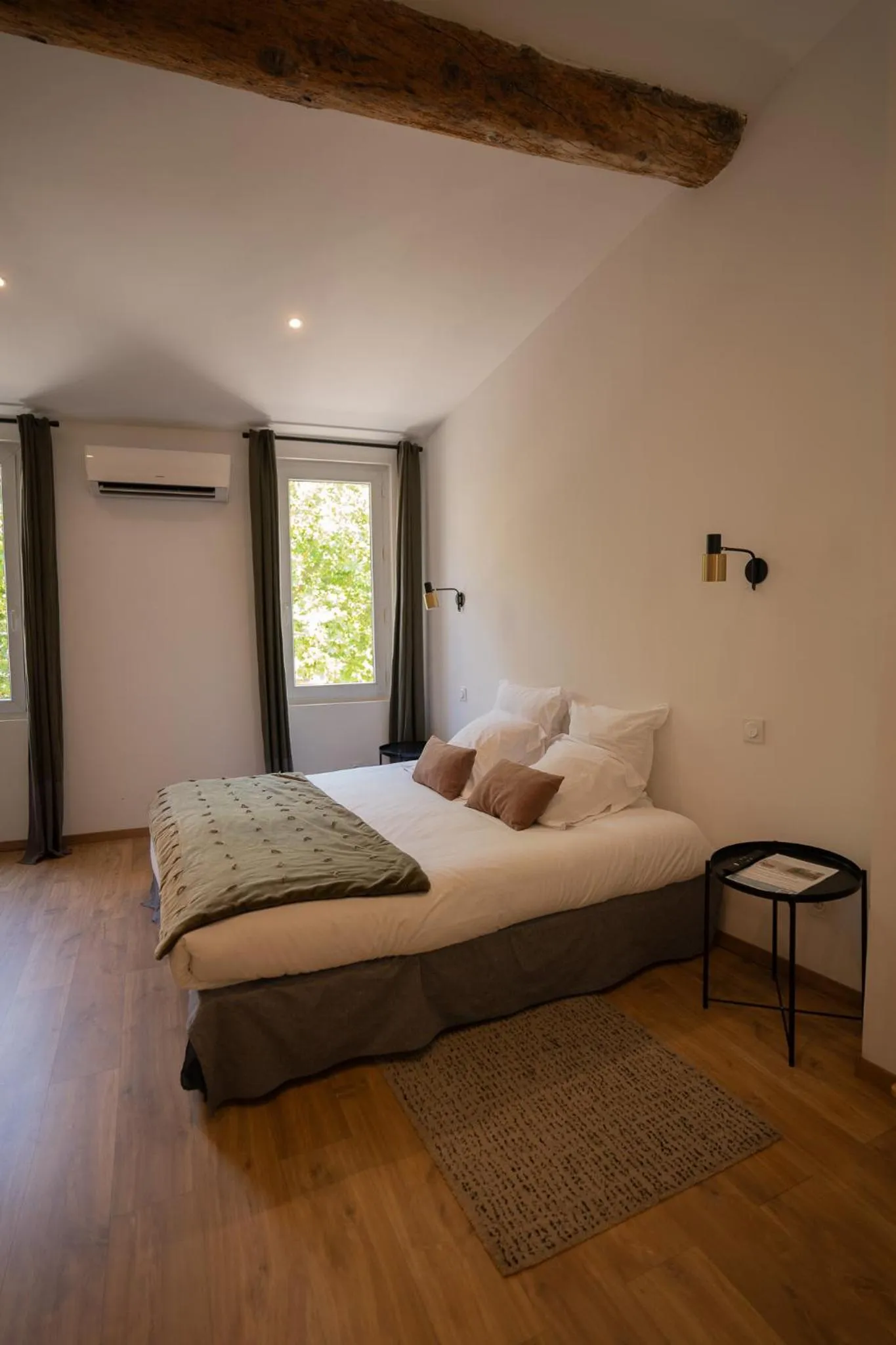 Bed in Hôtel d'Angleterre, Salon-de-Provence