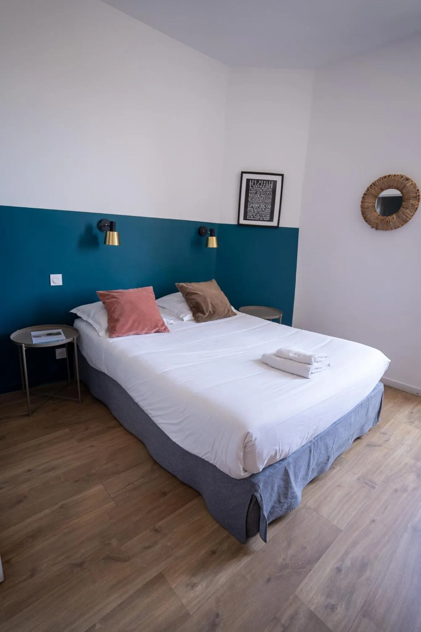 Bed in Hôtel d'Angleterre, Salon-de-Provence