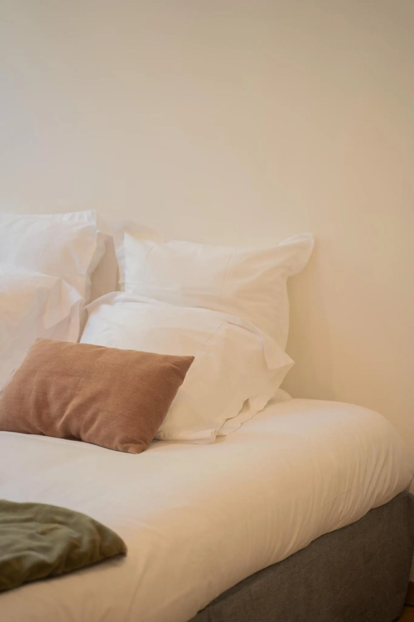 Bed in Hôtel d'Angleterre, Salon-de-Provence