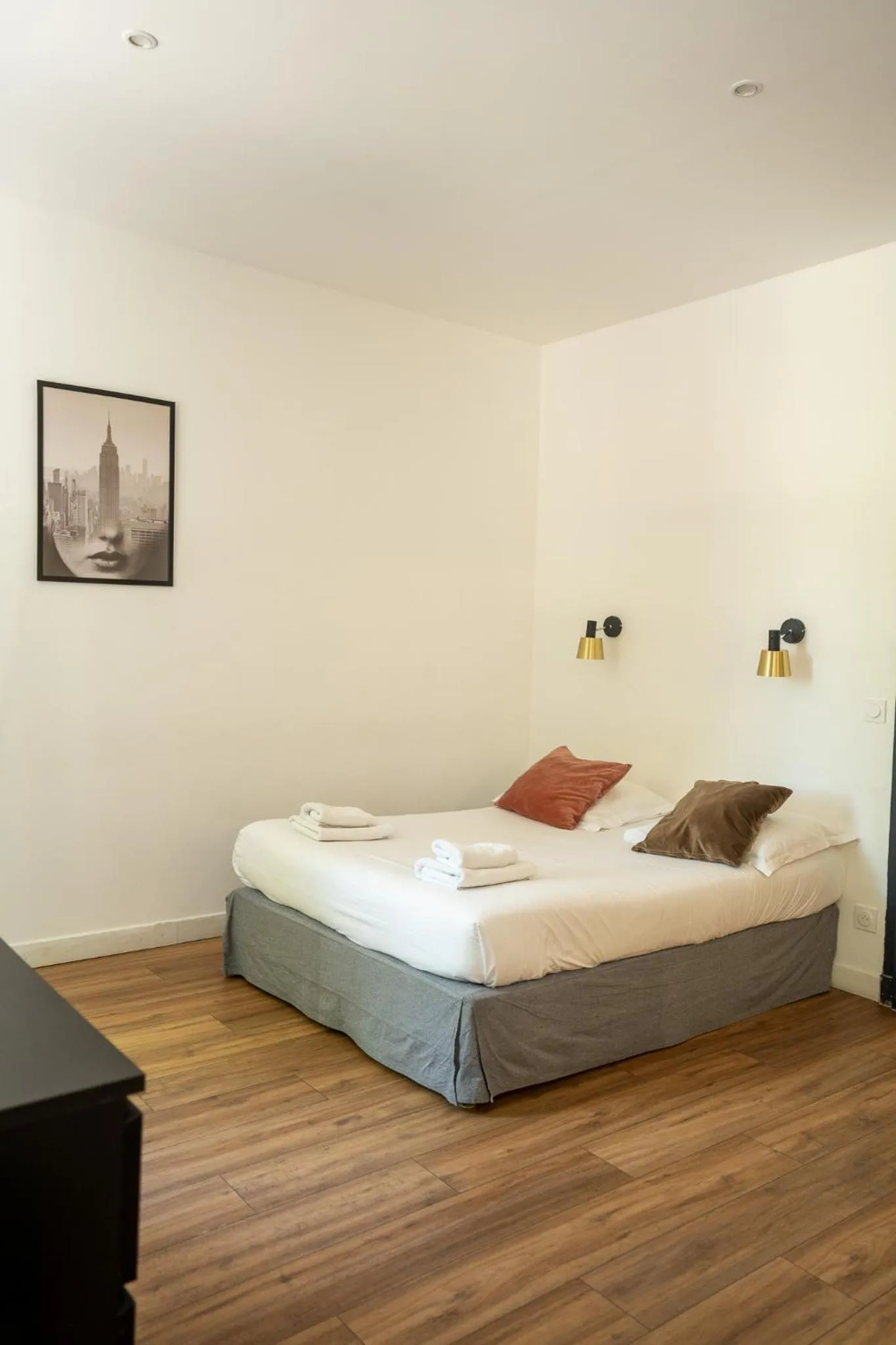 Bed in Hôtel d'Angleterre, Salon-de-Provence