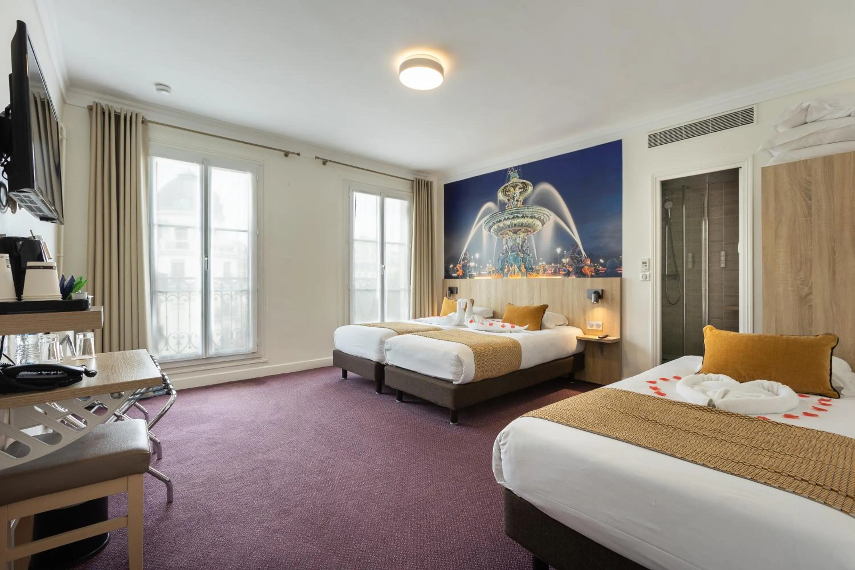 Photo of the whole room, Bed in Hôtel Opera Lafayette