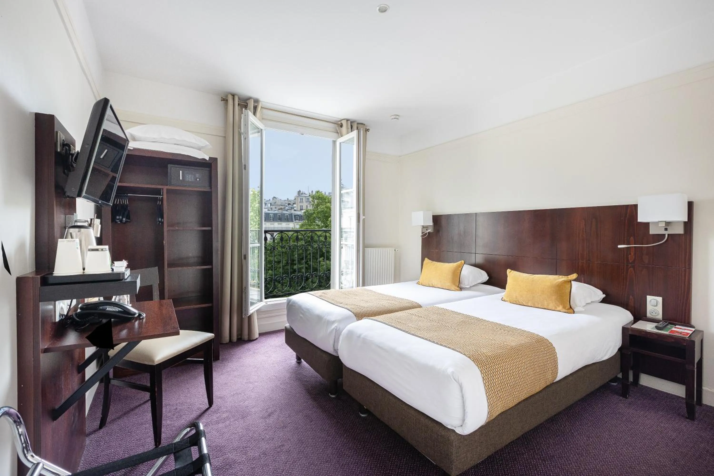 Bedroom, Bed in Hôtel Opera Lafayette