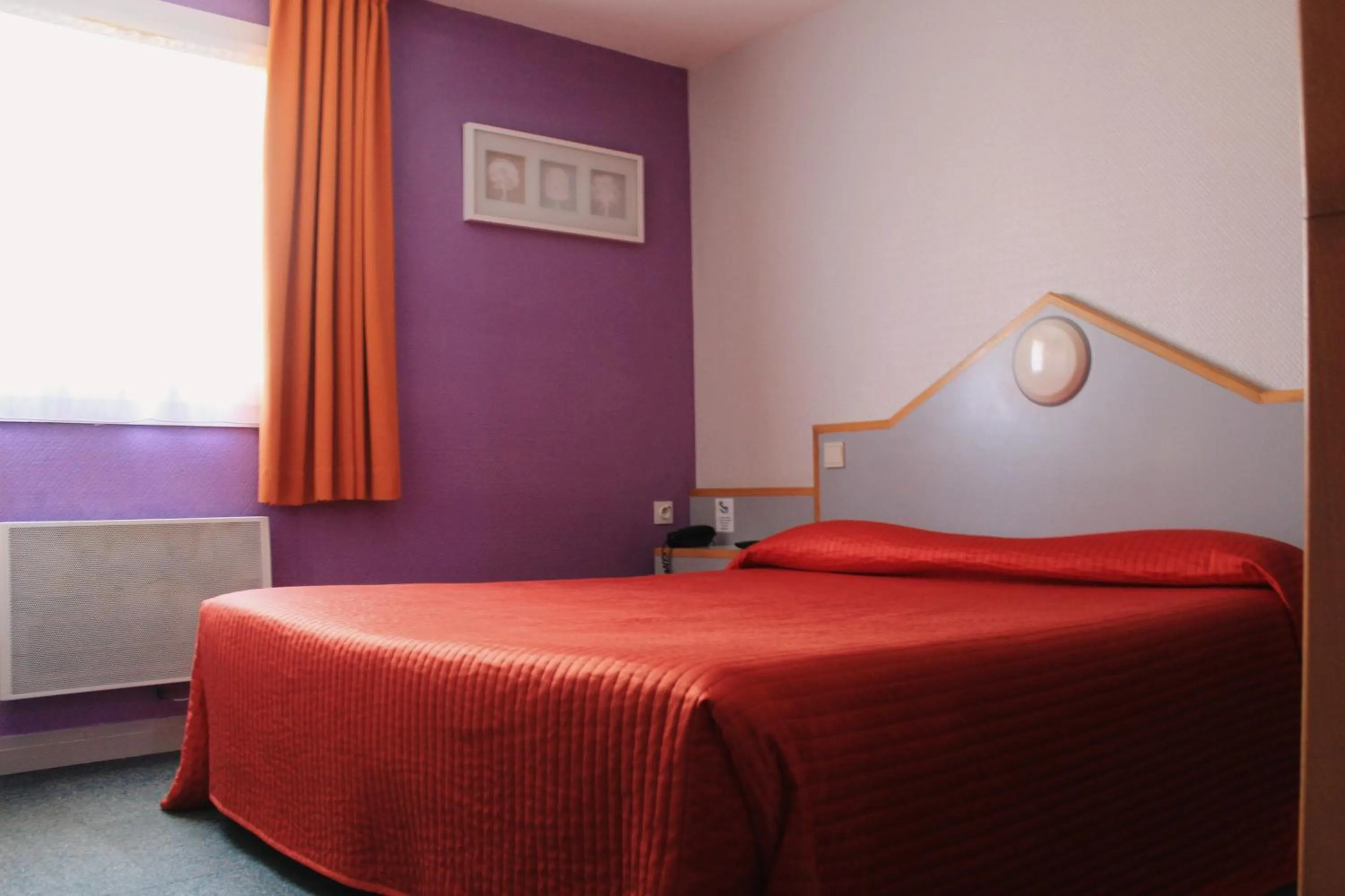 Bed in Fasthotel Vendome