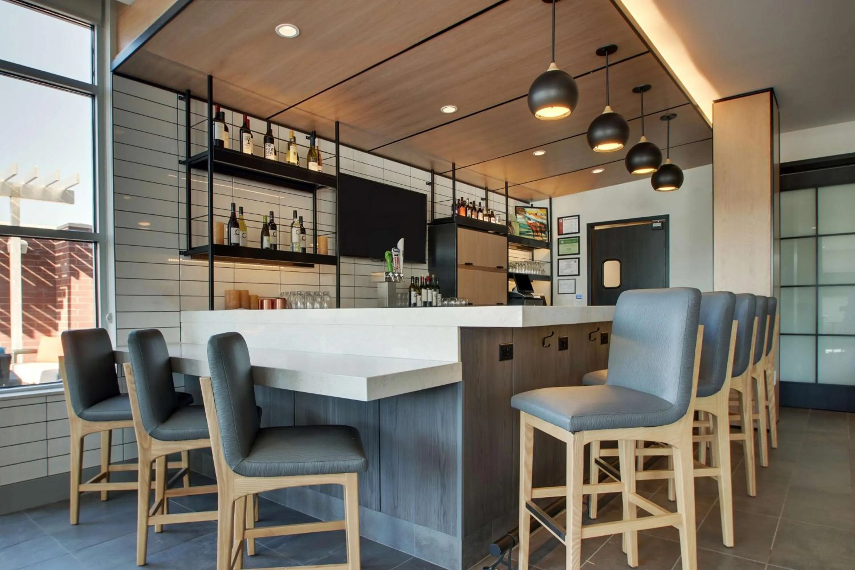 Lounge or bar in Hyatt House Oak Brook