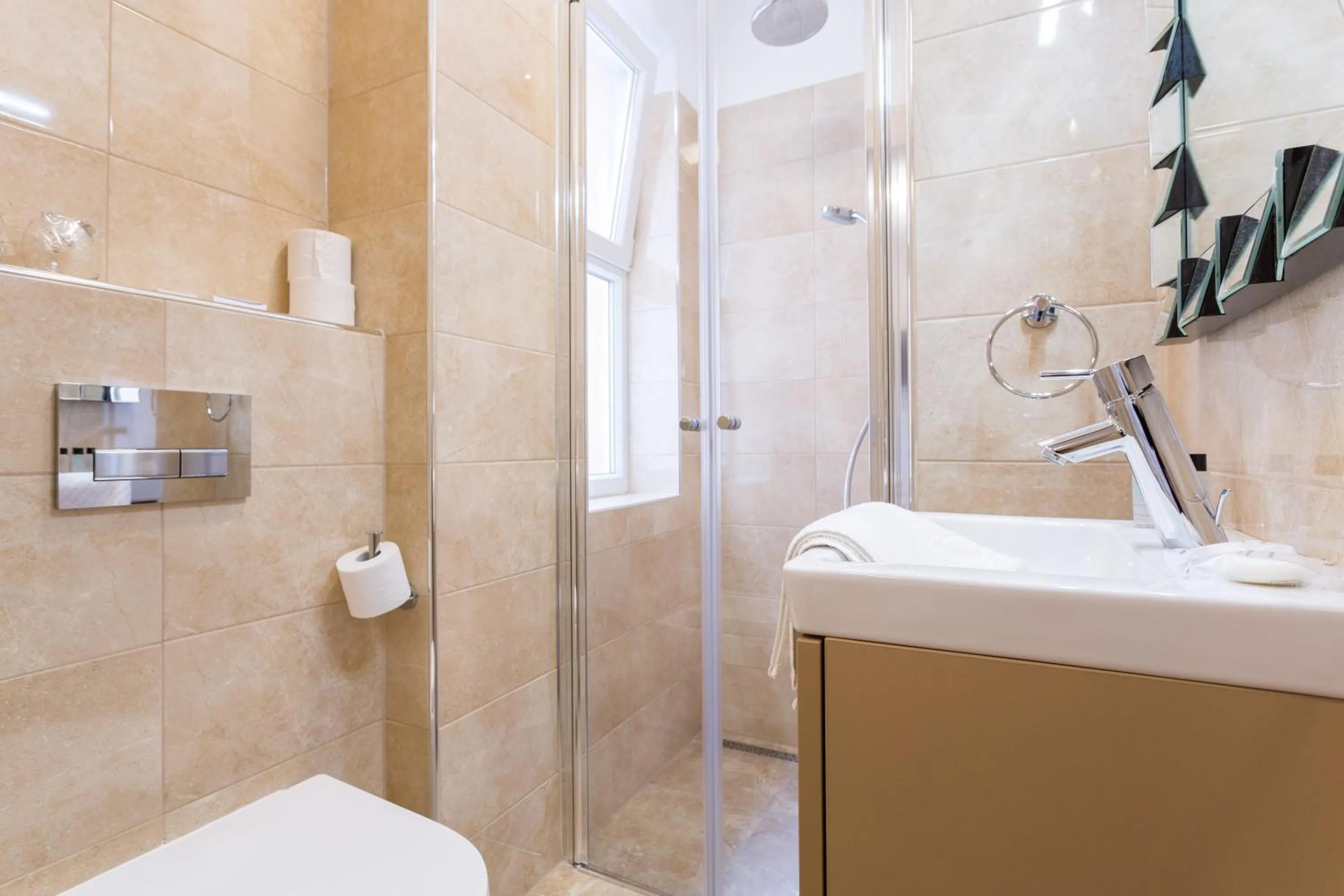 Bathroom in Central Pearl by Nono Ban Rooms