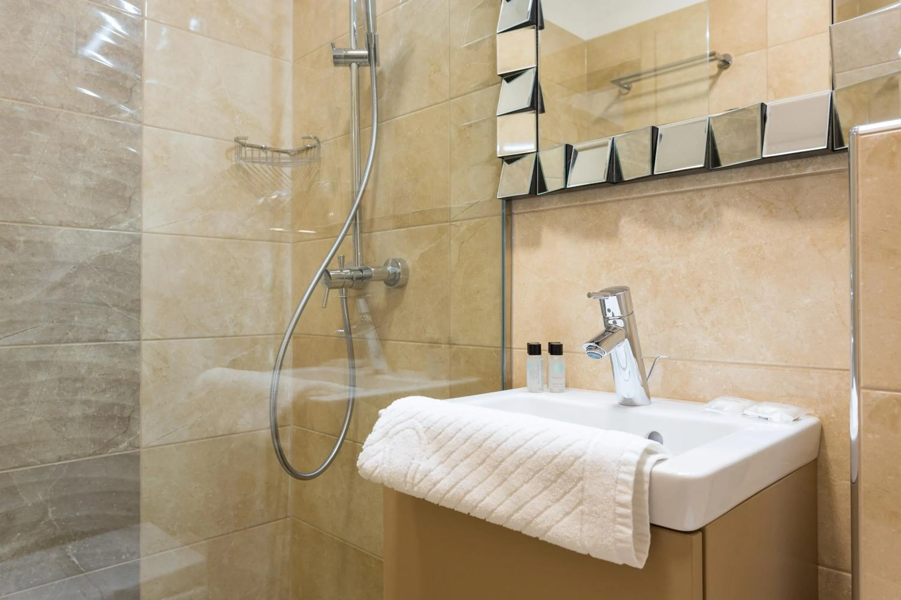 Bathroom in Central Pearl by Nono Ban Rooms