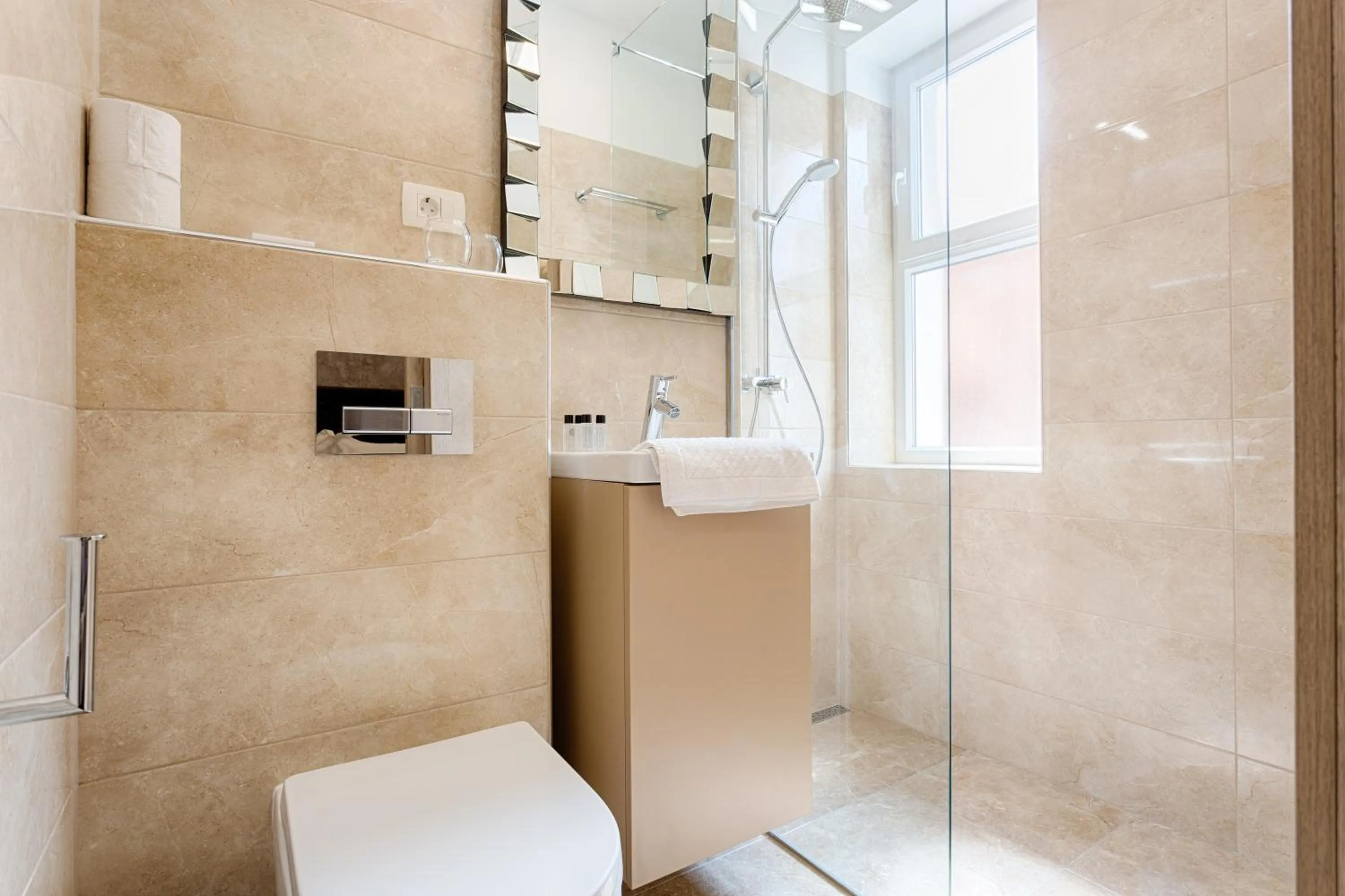 Bathroom in Central Pearl by Nono Ban Rooms