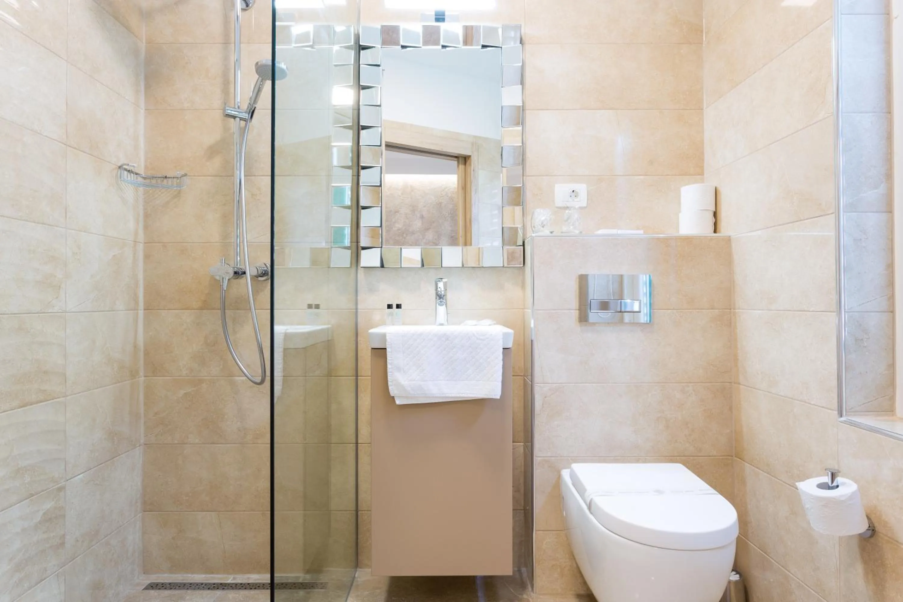 Bathroom in Central Pearl by Nono Ban Rooms