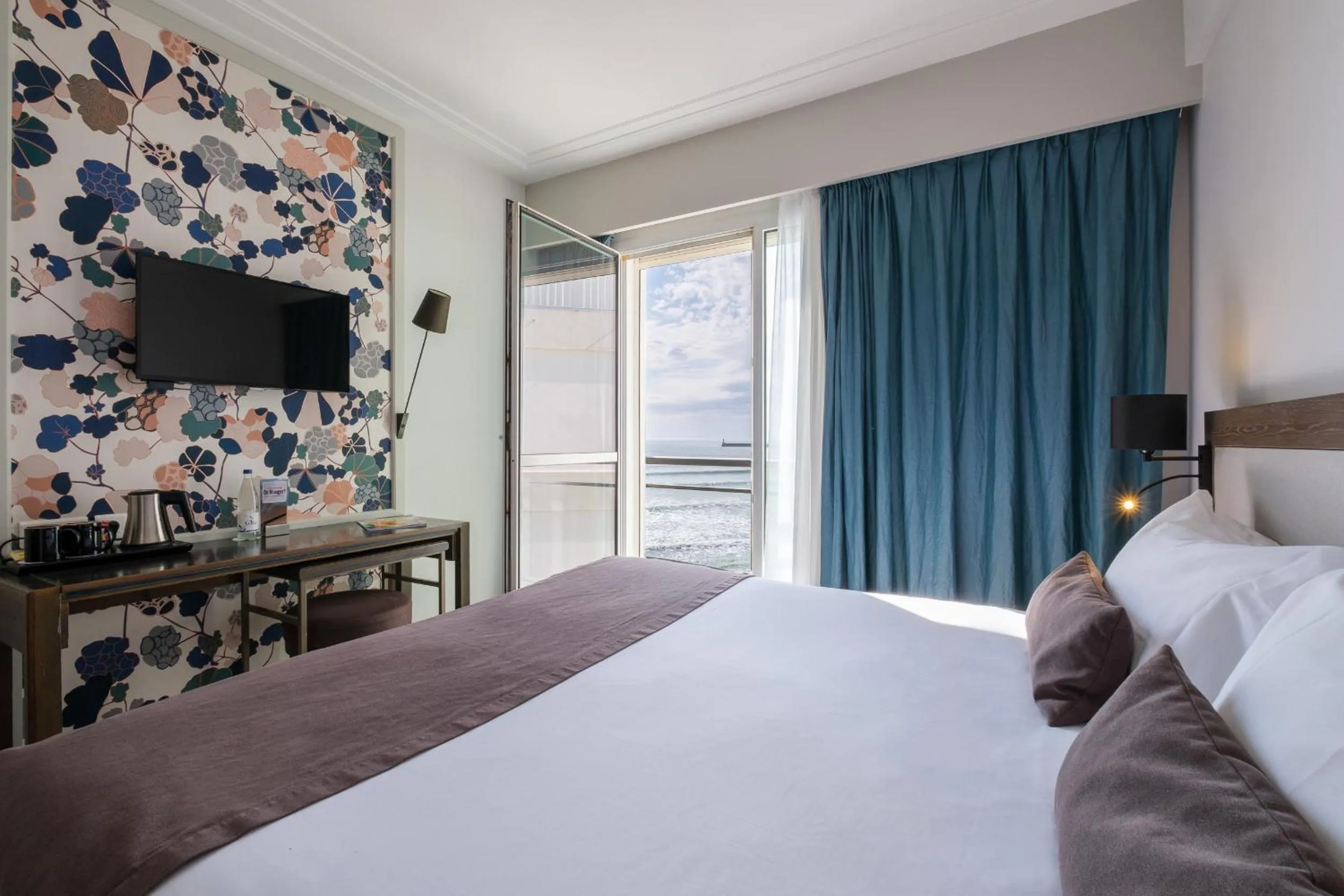 Sea view, Bed in Hotel & Spa Les Roches Noires