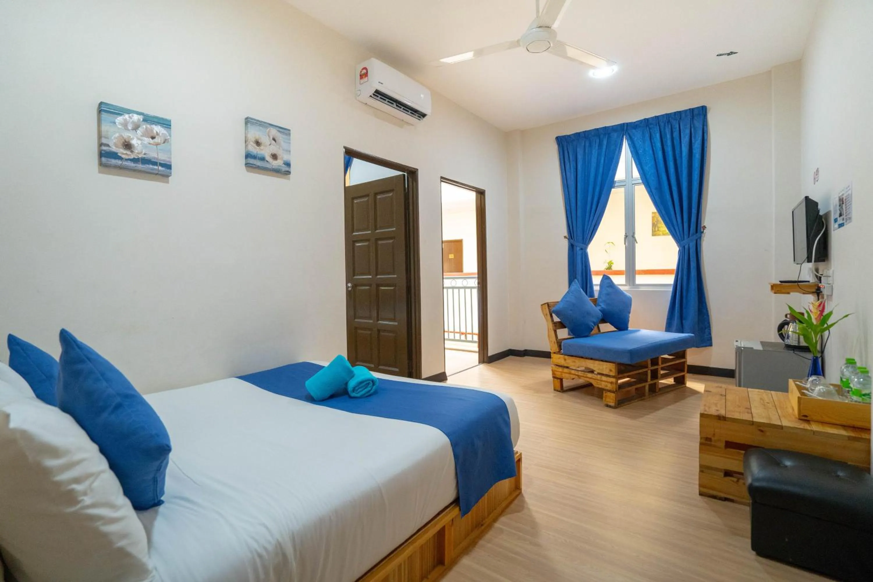 Photo of the whole room, Bed in Paretto Seaview Hotel