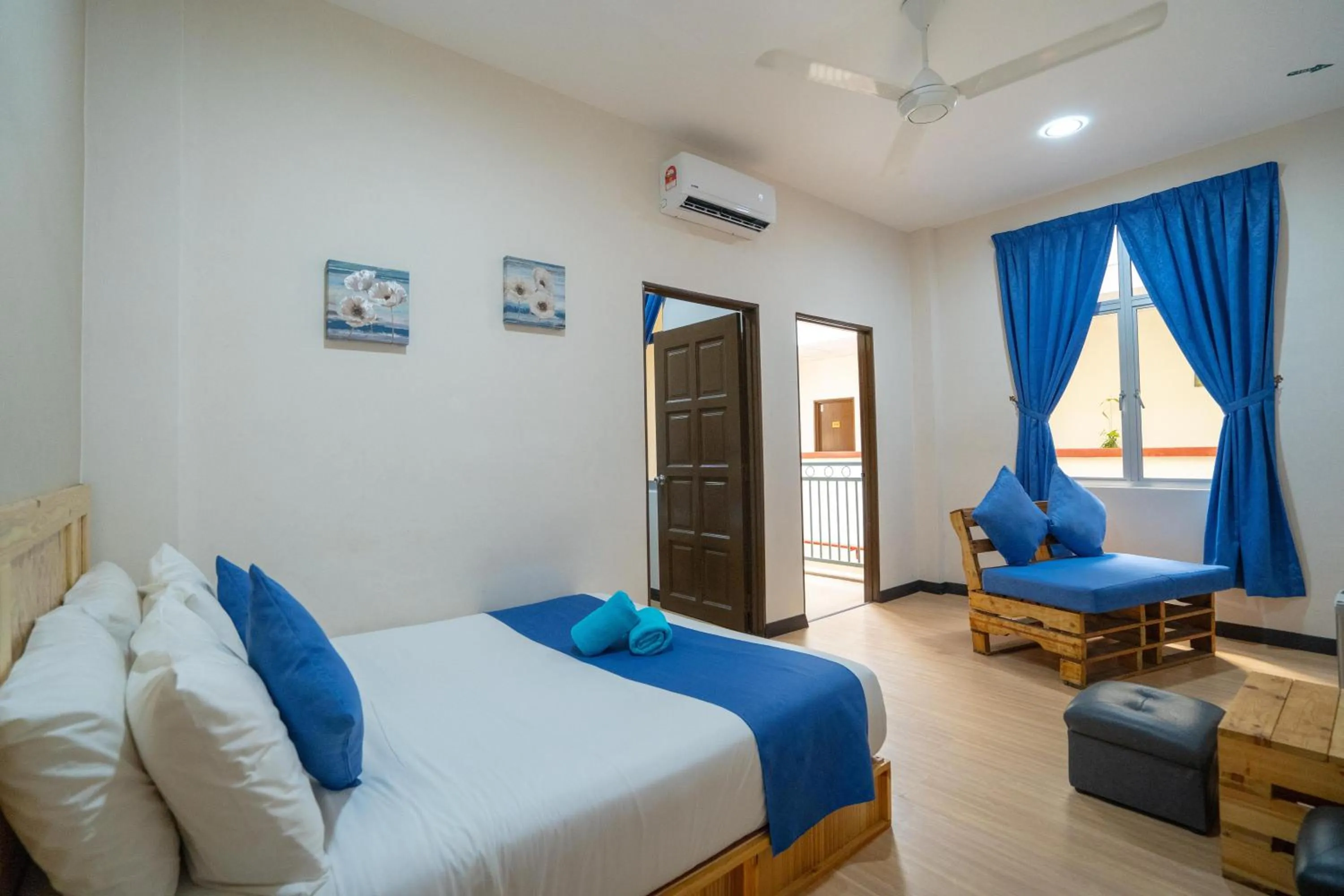 Bed in Paretto Seaview Hotel