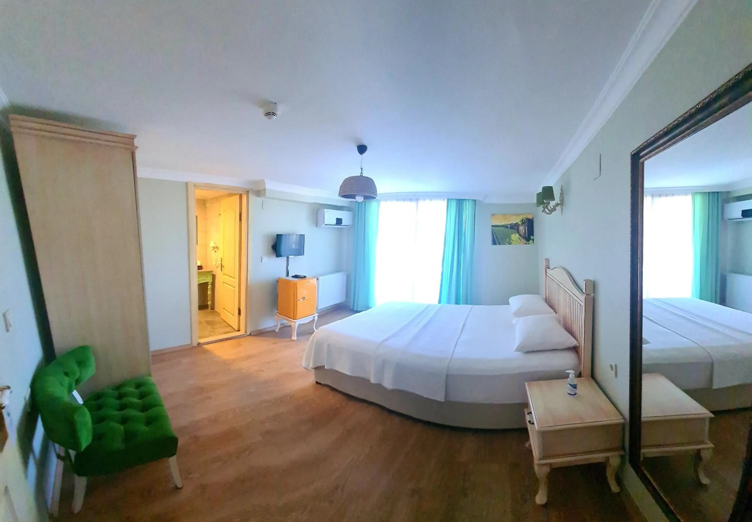 Photo of the whole room, Bed in Belizi Hotel