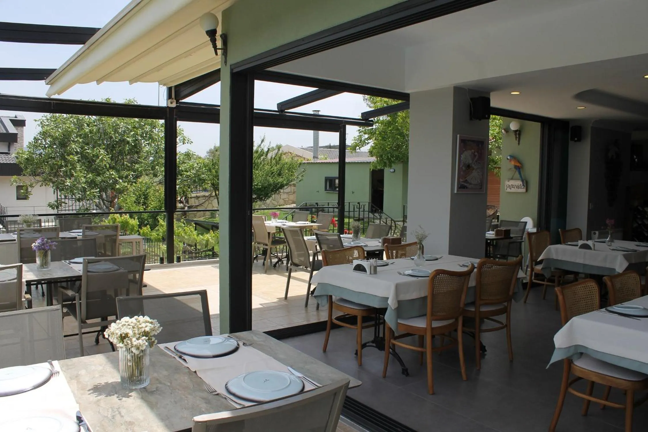 Restaurant/places to eat in Belizi Hotel