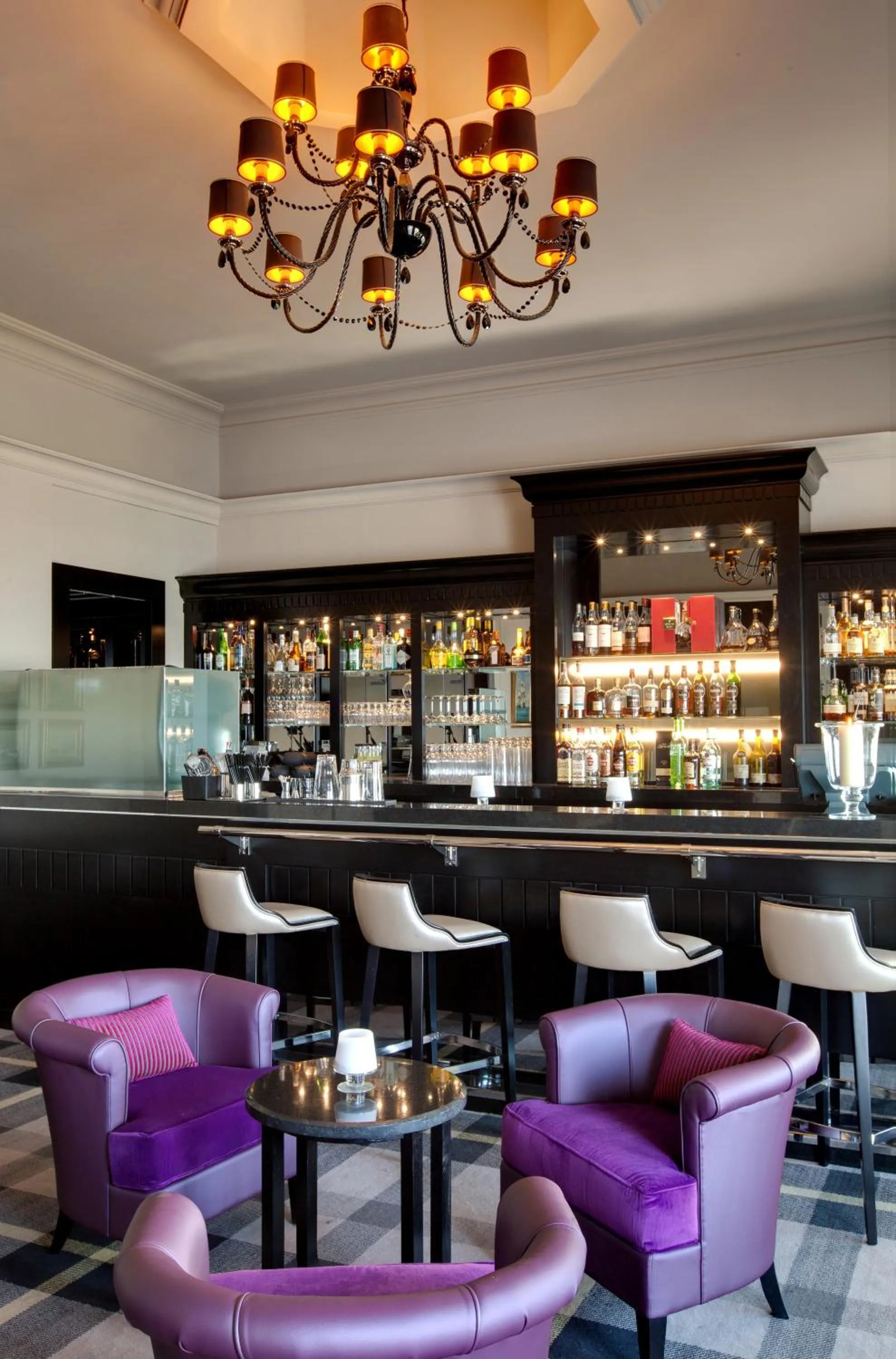 Lounge or bar in Grand Hôtel Thalasso & Spa