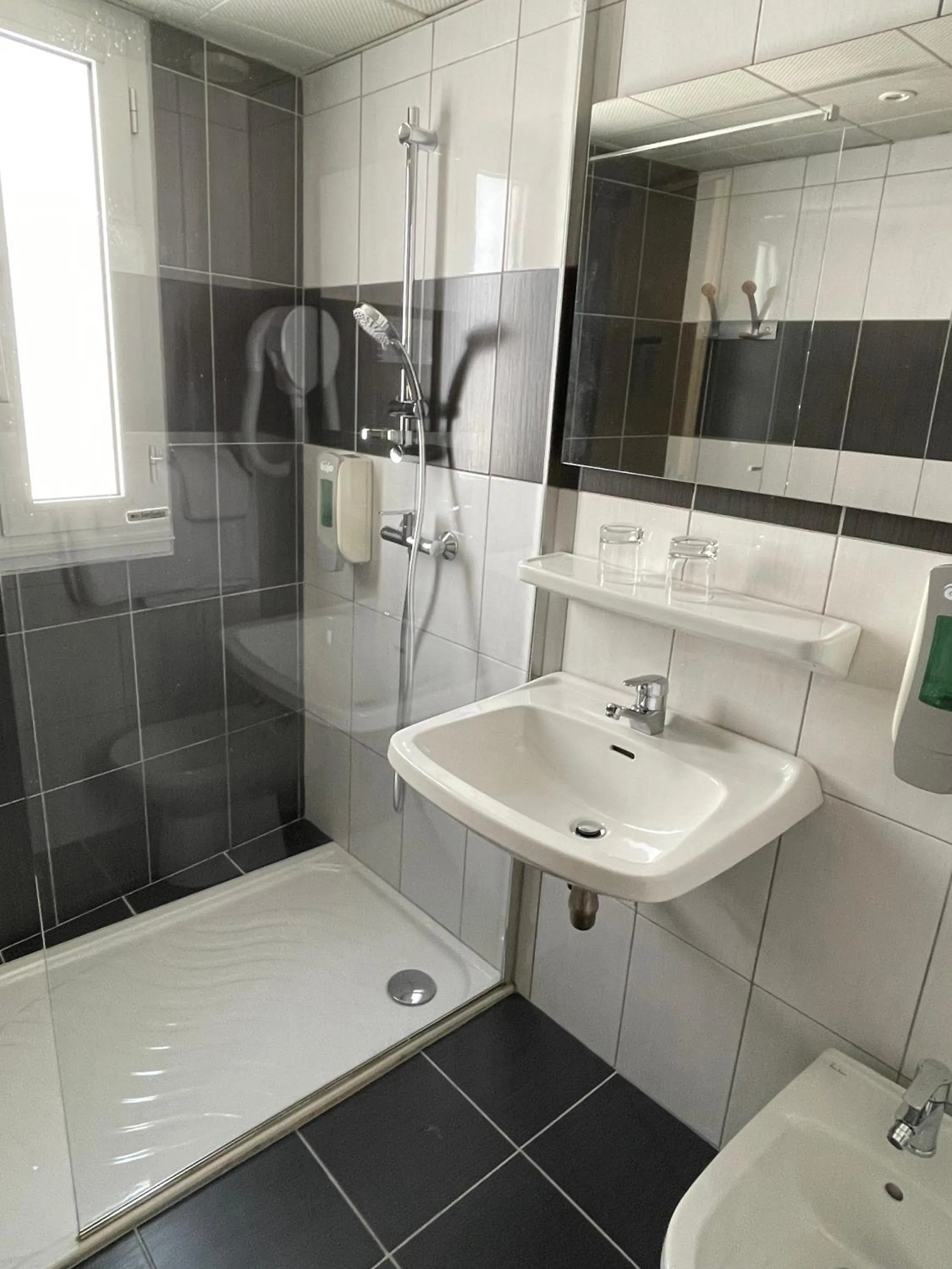 Shower in Hôtel Saint Georges