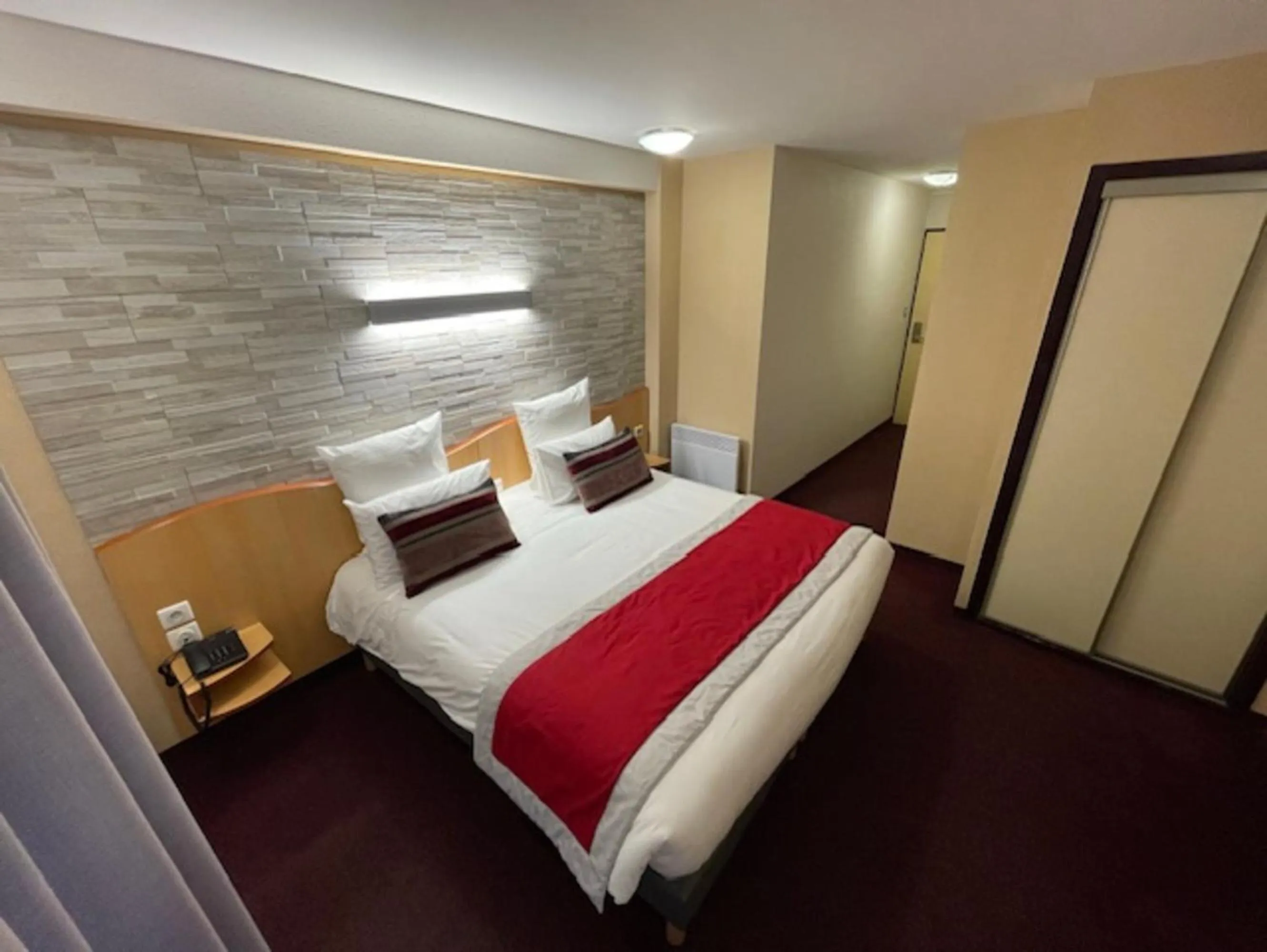 Bedroom in Hôtel Saint Georges