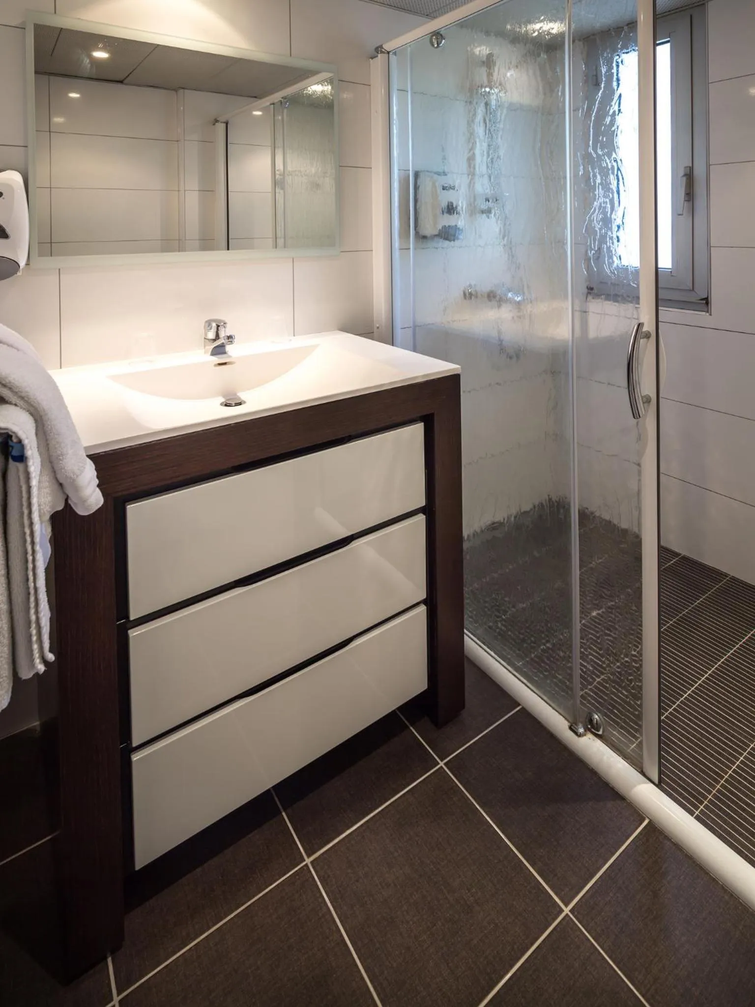 Shower in Hôtel Saint Georges