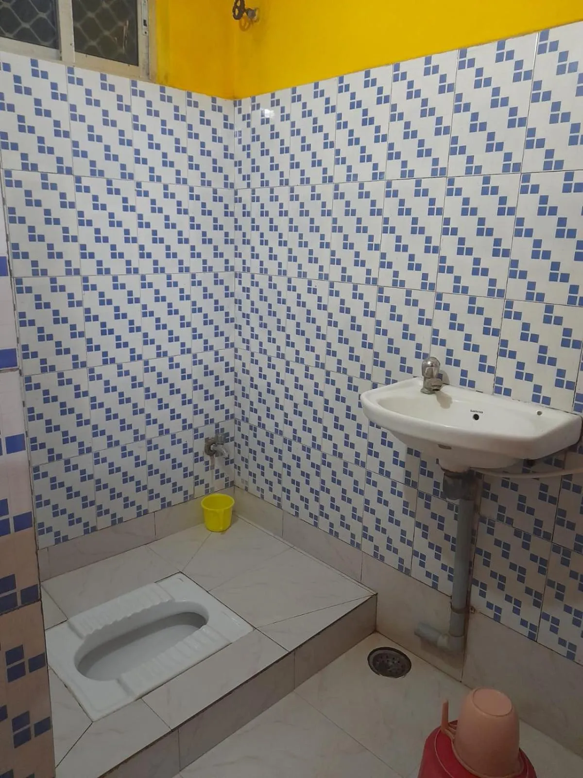 Shower in Jagannath Guest House