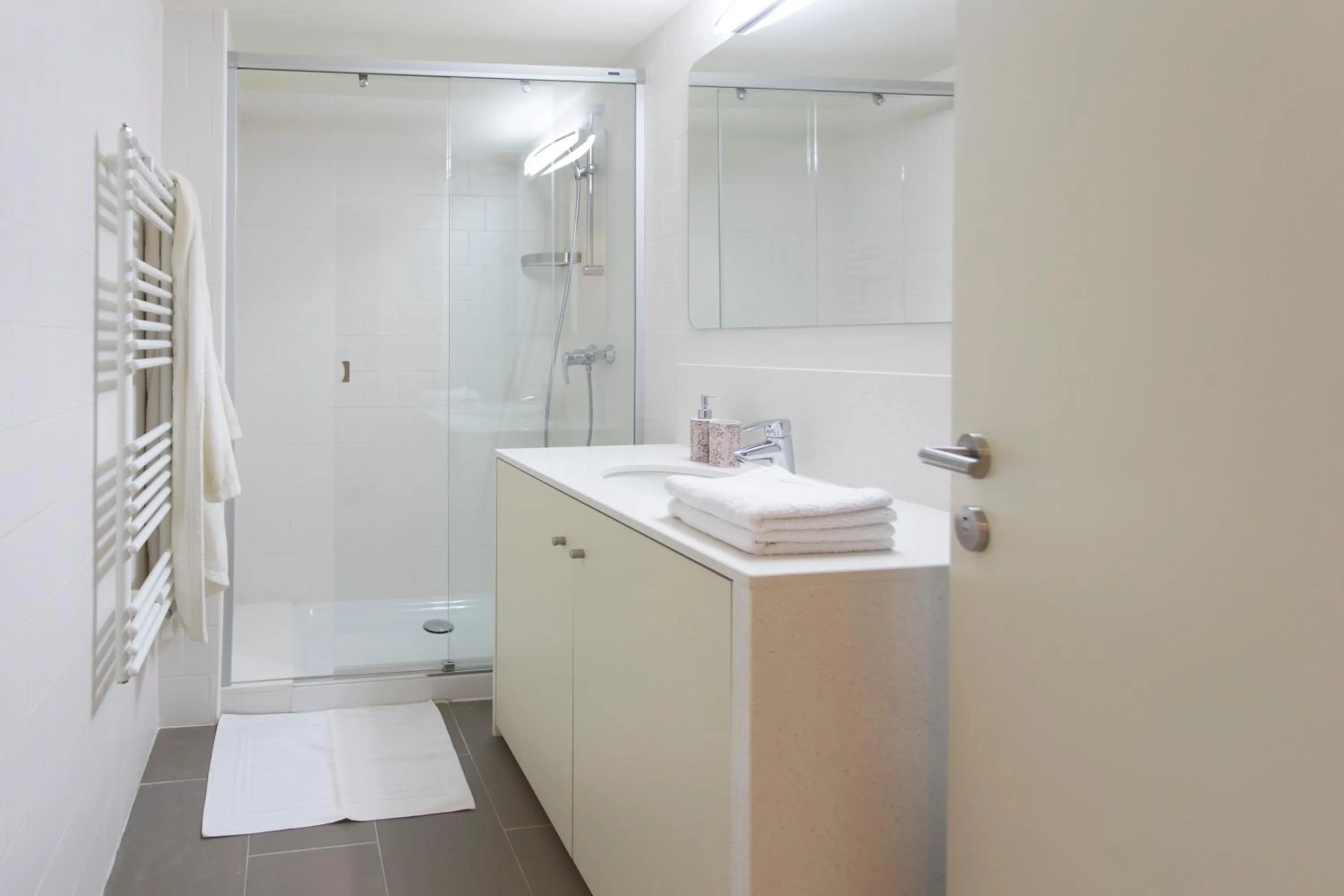 Shower in Bravissimo Cort Reial-1A