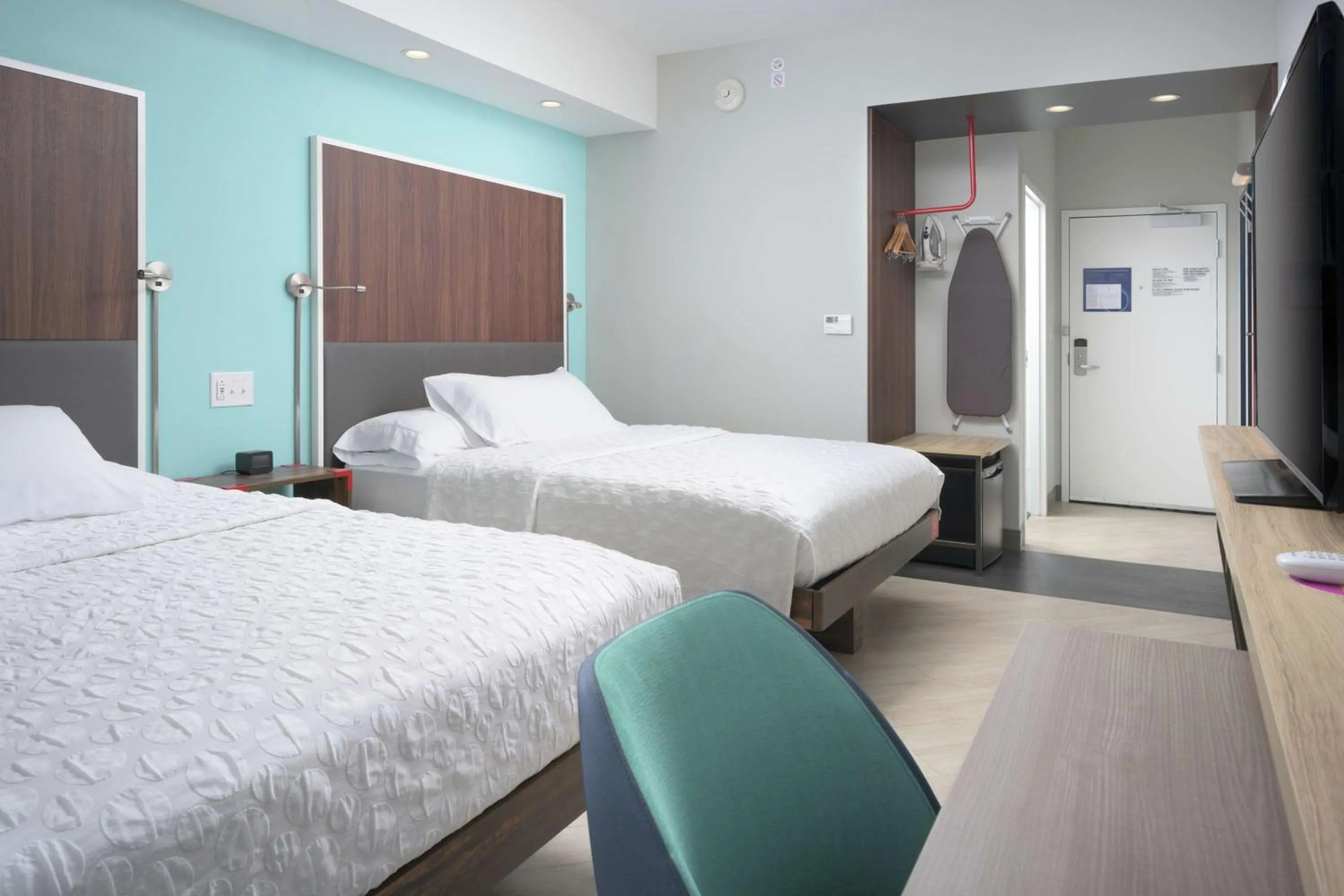 Photo of the whole room, Bed in Tru By Hilton McDonough