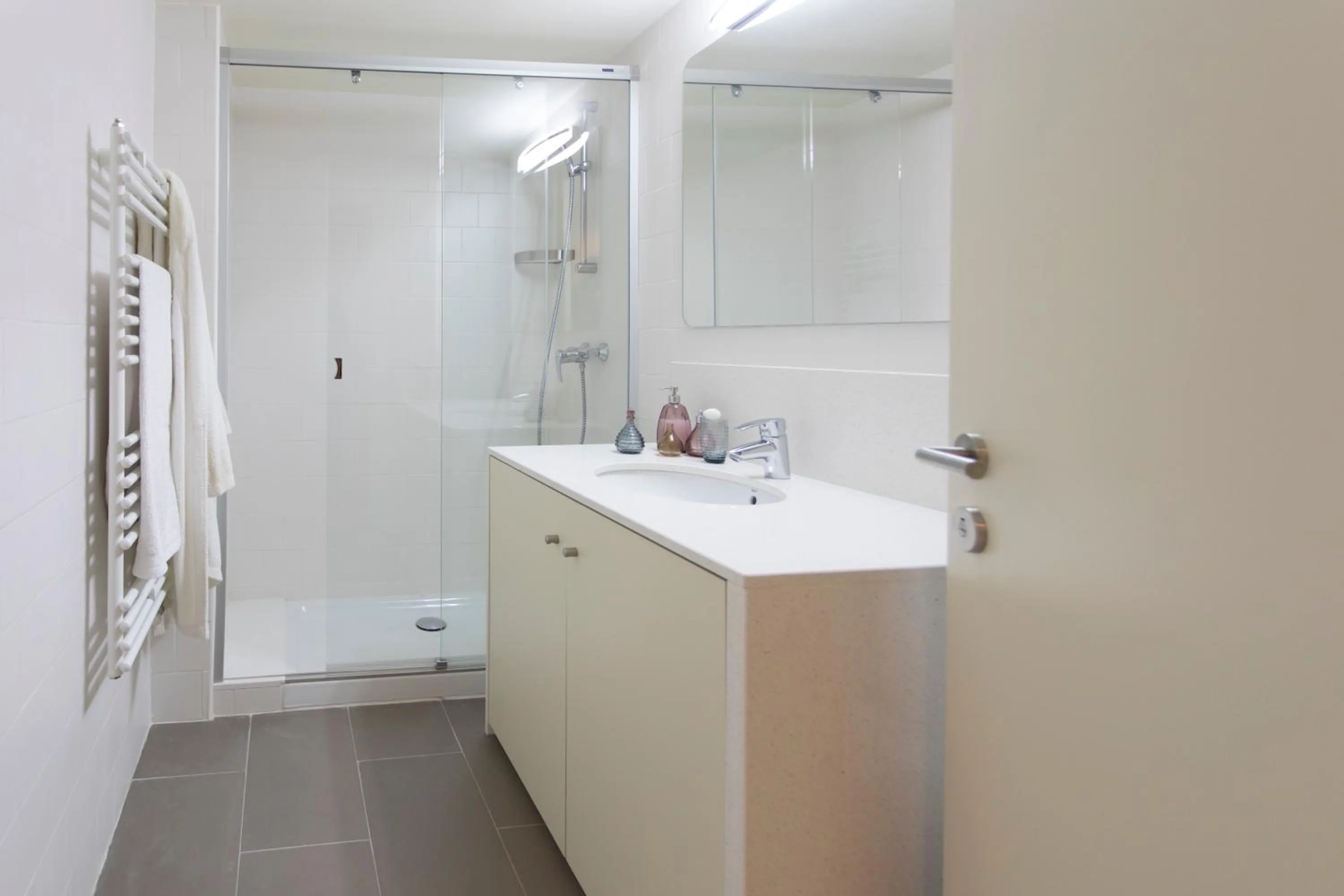 Shower in Bravissimo Cort Reial-2A