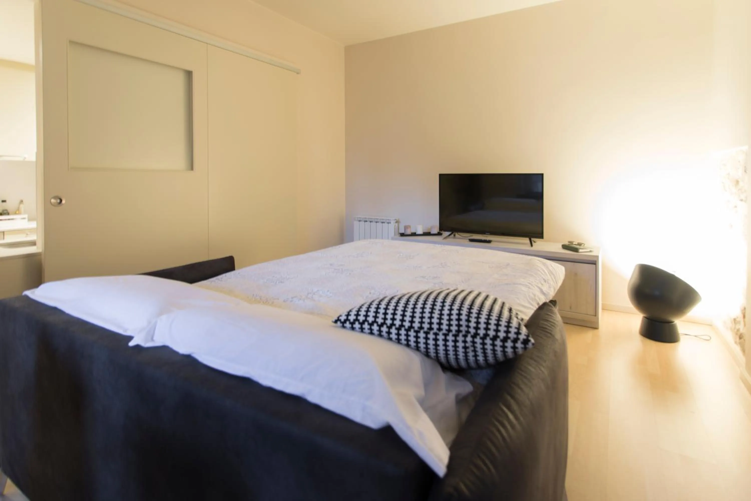 Living room, Bed in Bravissimo Cort Reial-2A