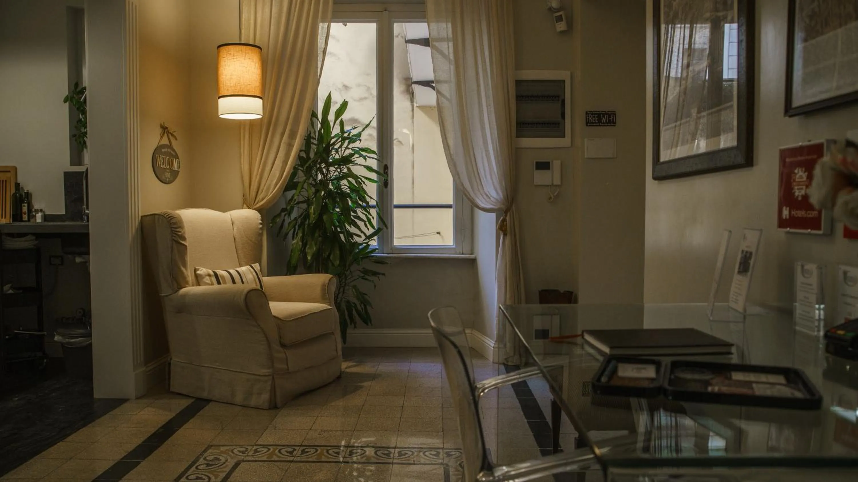 Communal lounge/ TV room in Residenza Roma Imperiale