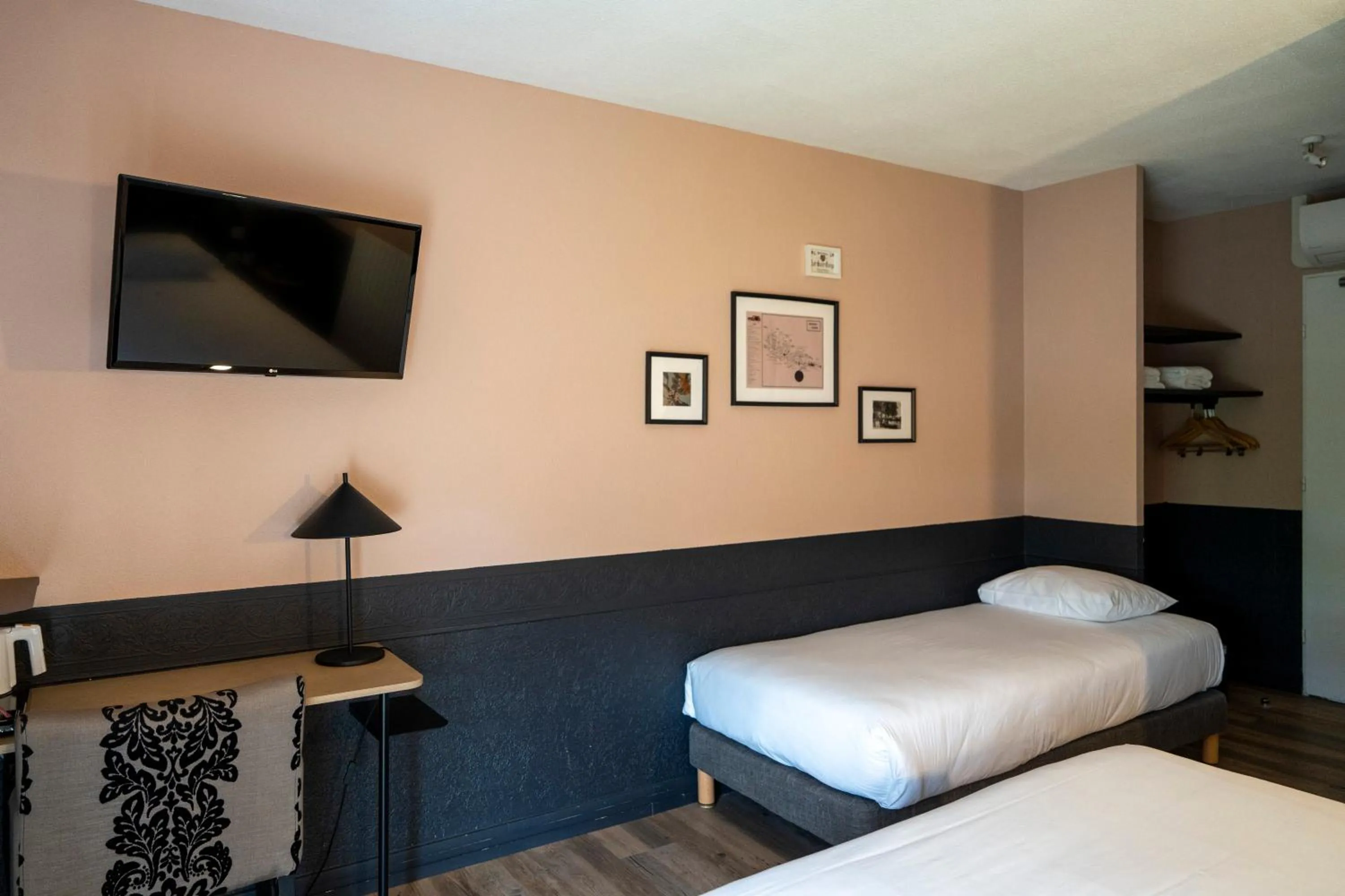 Bed in Kyriad Nuits Saint Georges Dijon Sud