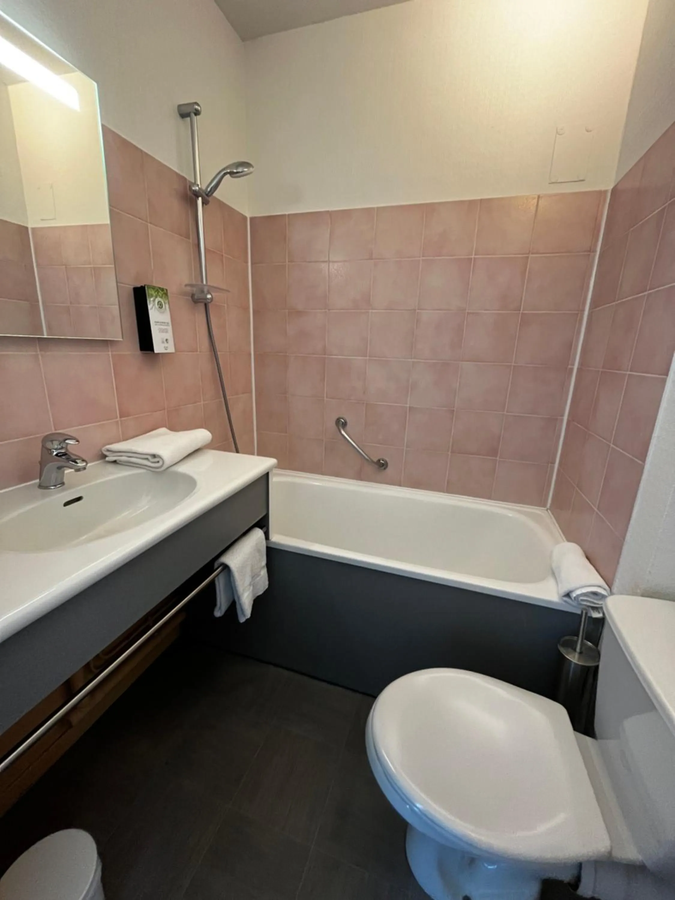 Bathroom in Kyriad Nuits Saint Georges Dijon Sud