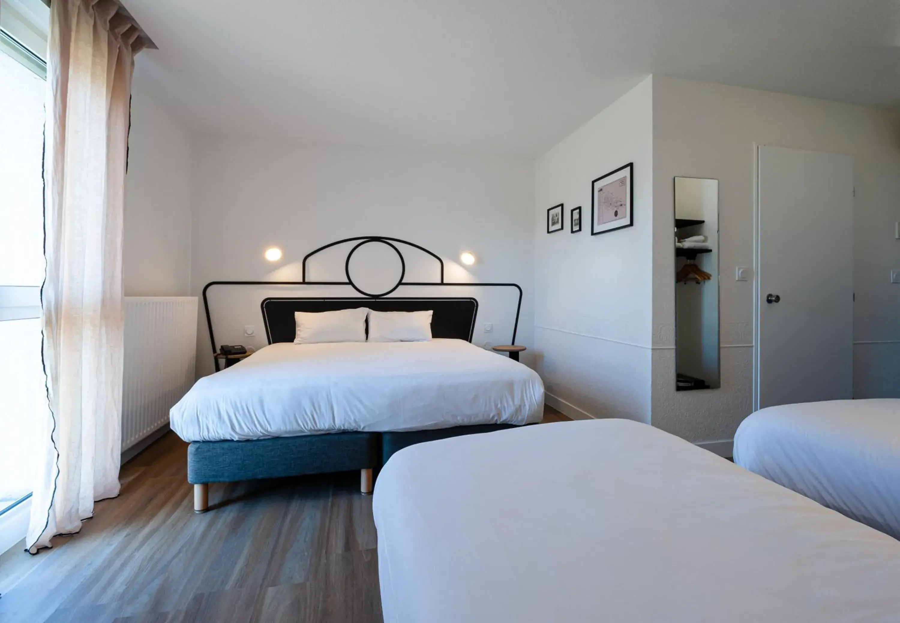 1 Double Bed 2 Single Beds in Kyriad Nuits Saint Georges Dijon Sud 1 Double Bed 2 Single Beds in Kyriad Nuits Saint Georges Dijon Sud