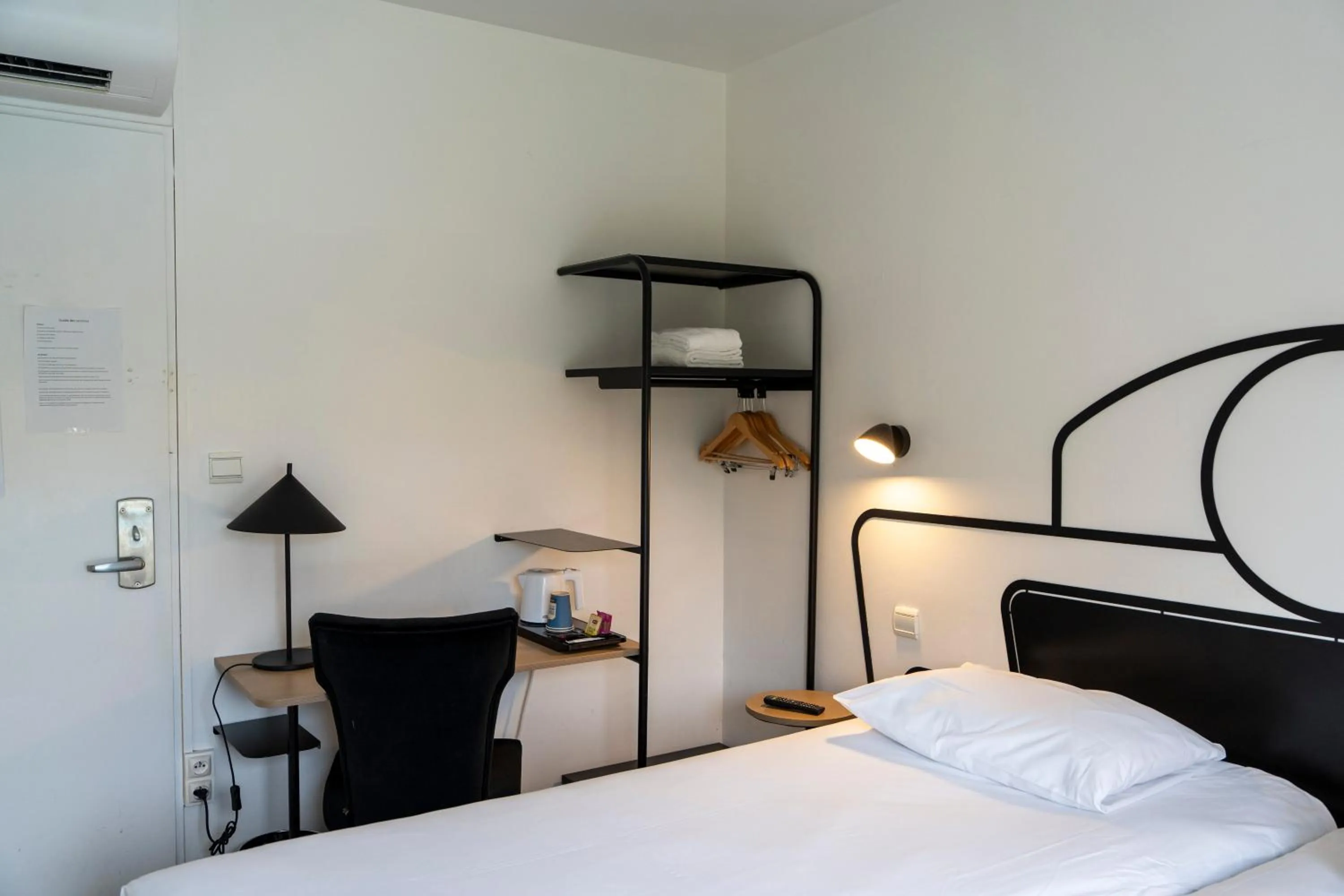 Bed in Kyriad Nuits Saint Georges Dijon Sud