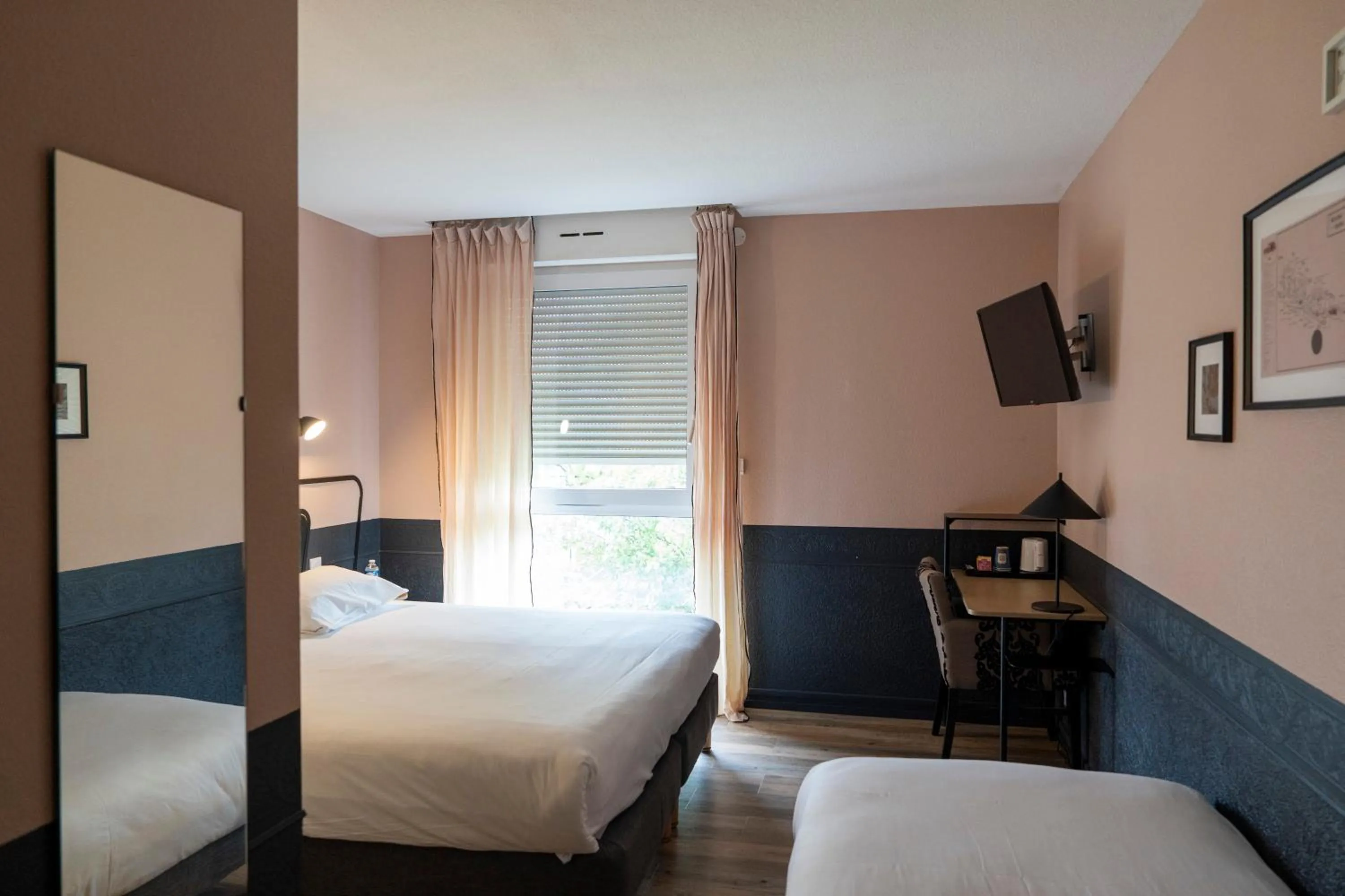 Bed in Kyriad Nuits Saint Georges Dijon Sud