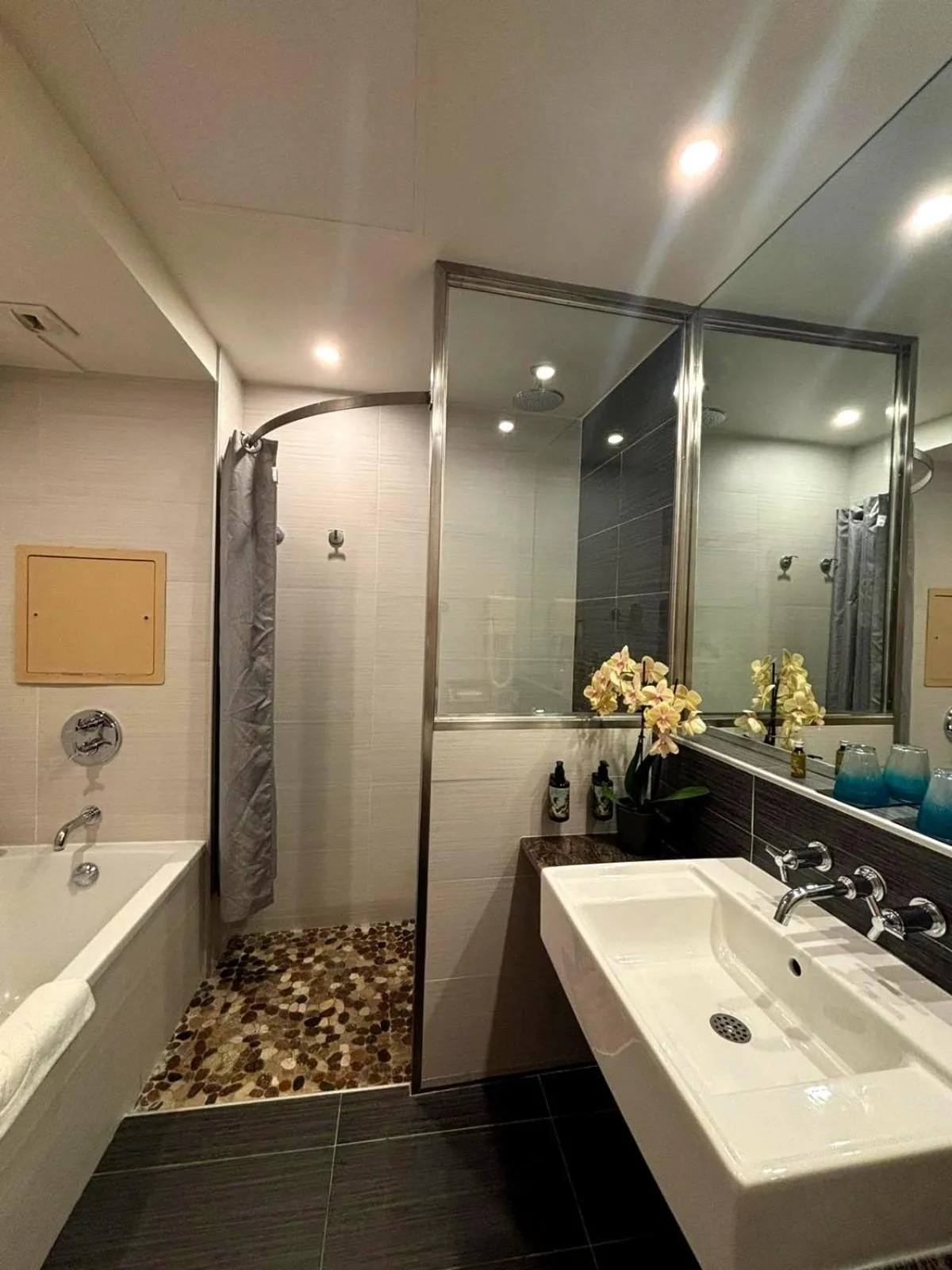 Shower in Hôtel La Riviera Victoria