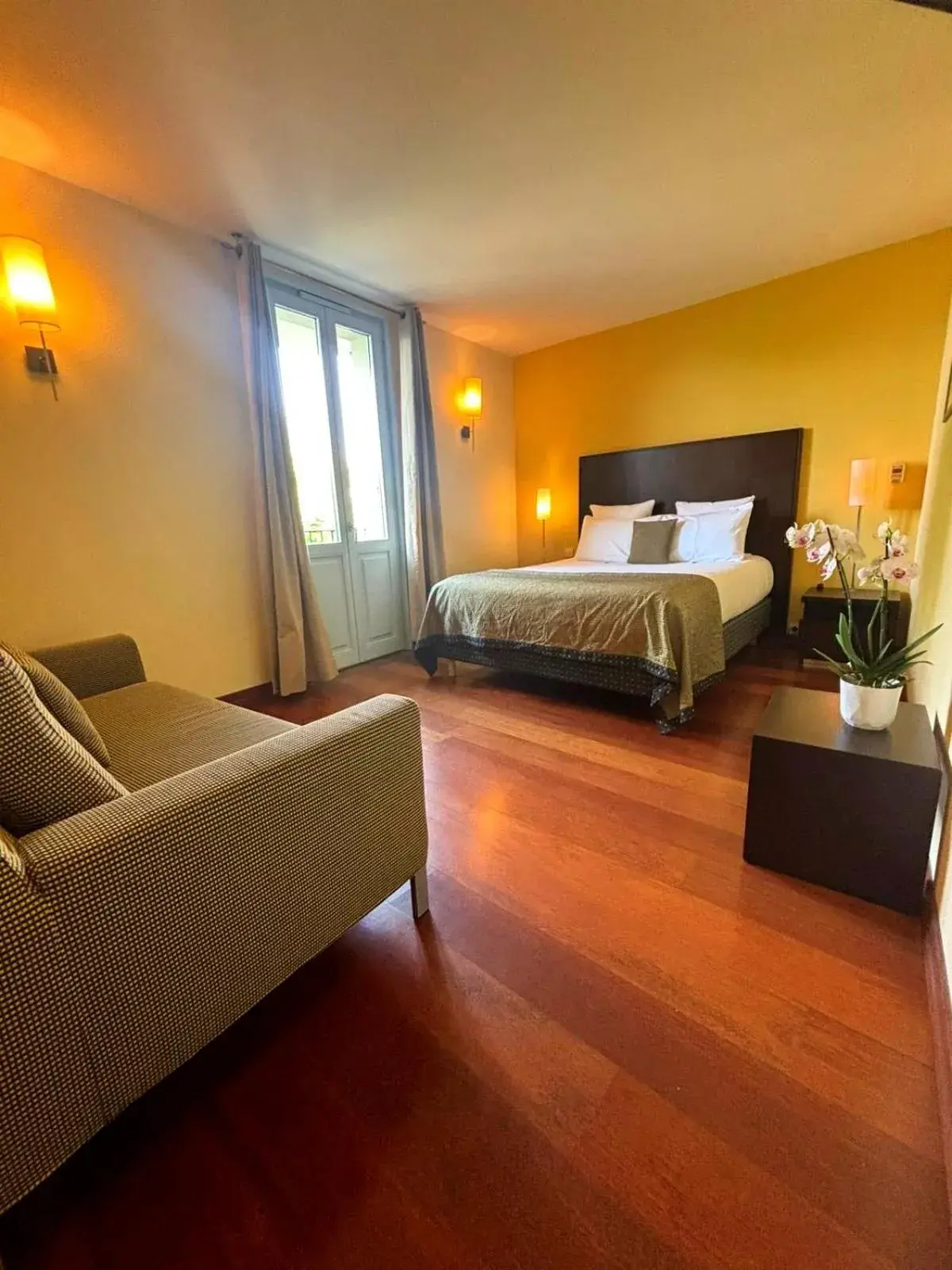 Double or Twin Room with Balcony in Hôtel La Riviera Victoria Double or Twin Room with Balcony in Hôtel La Riviera Victoria