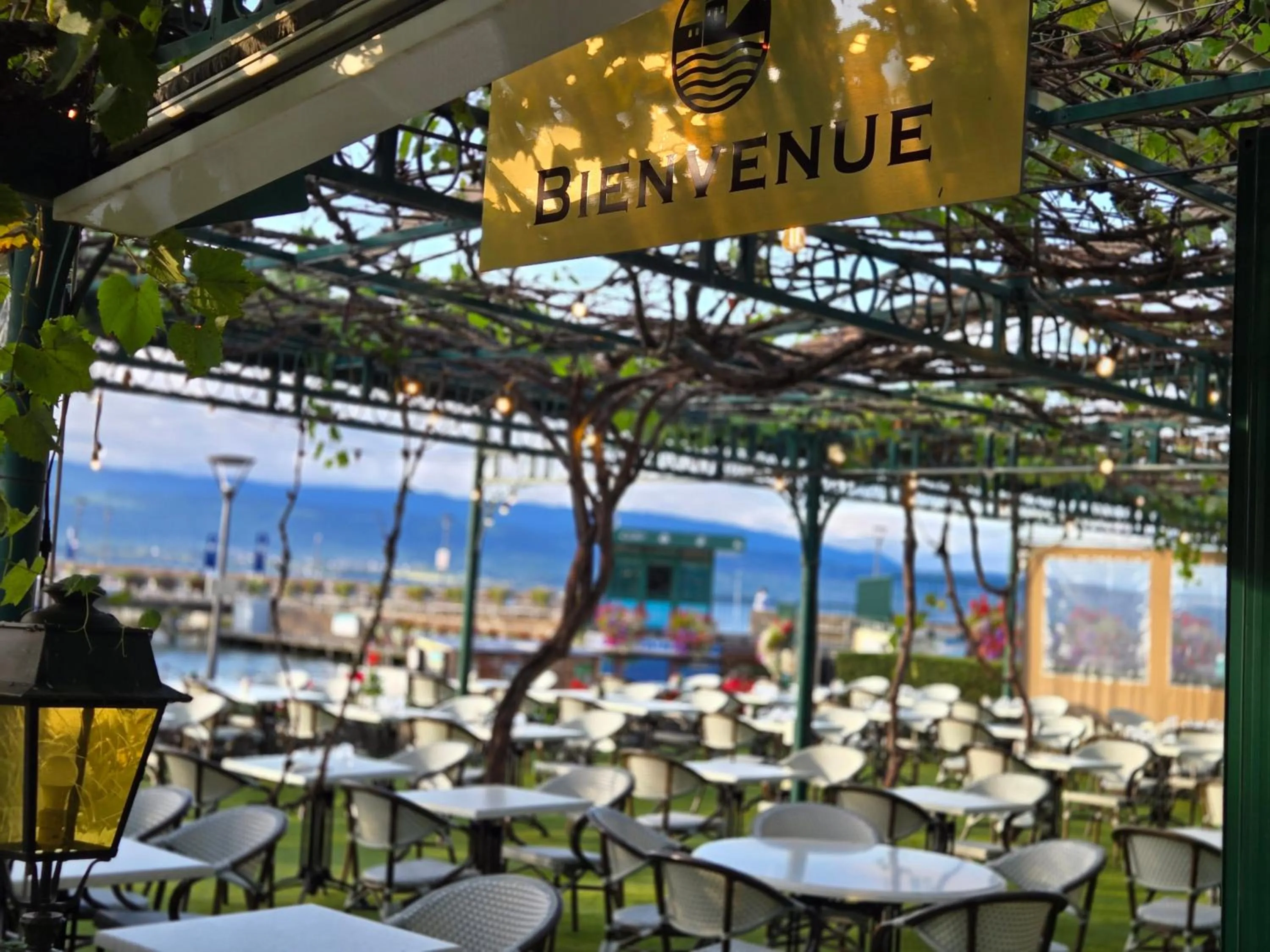 Restaurant/places to eat in Hôtel La Riviera Victoria