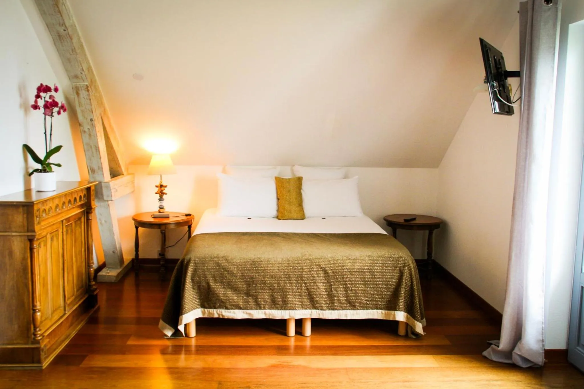 Photo of the whole room, Bed in Hôtel La Riviera Victoria