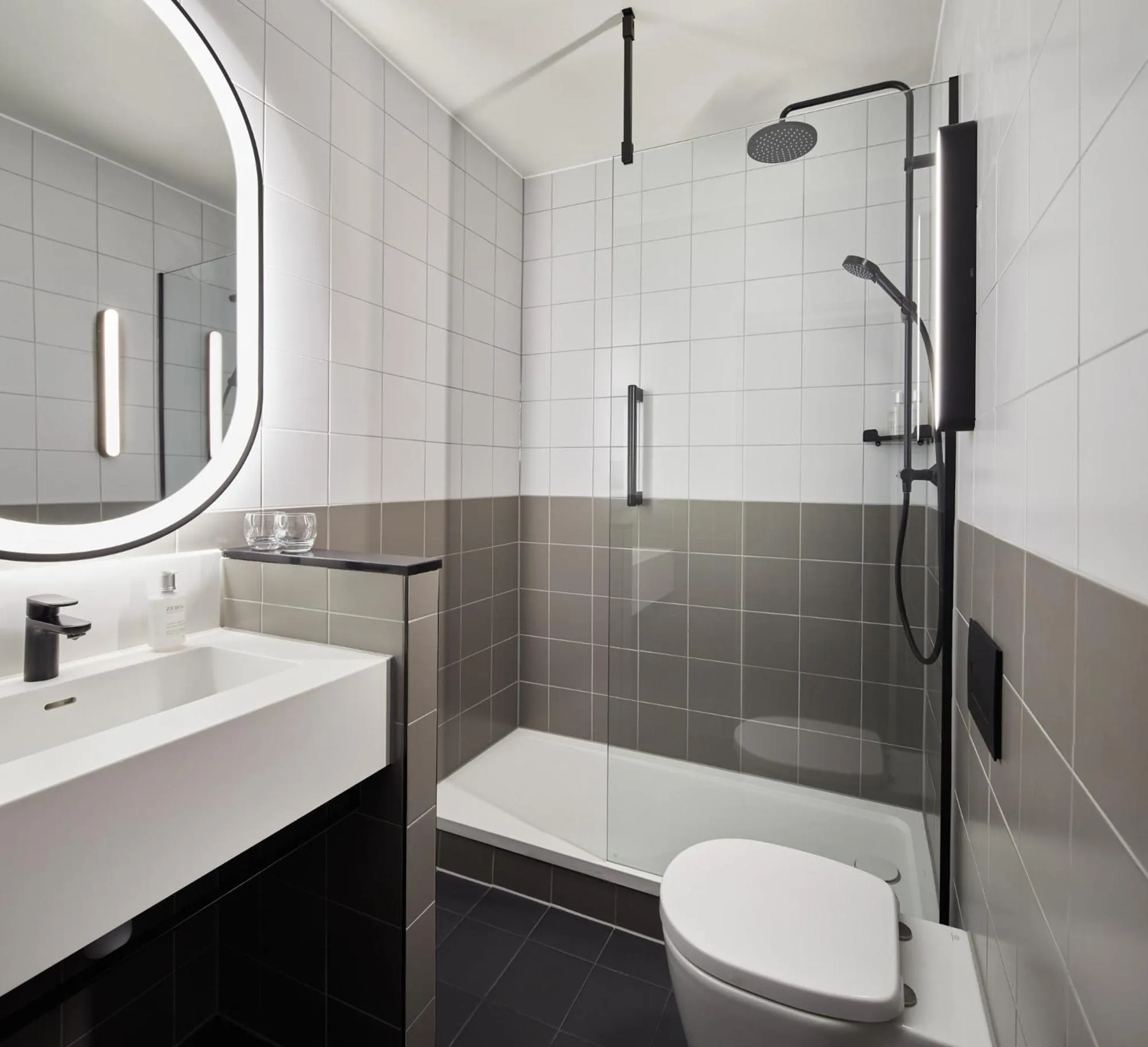 Shower in Leonardo Hotel Dublin Christchurch