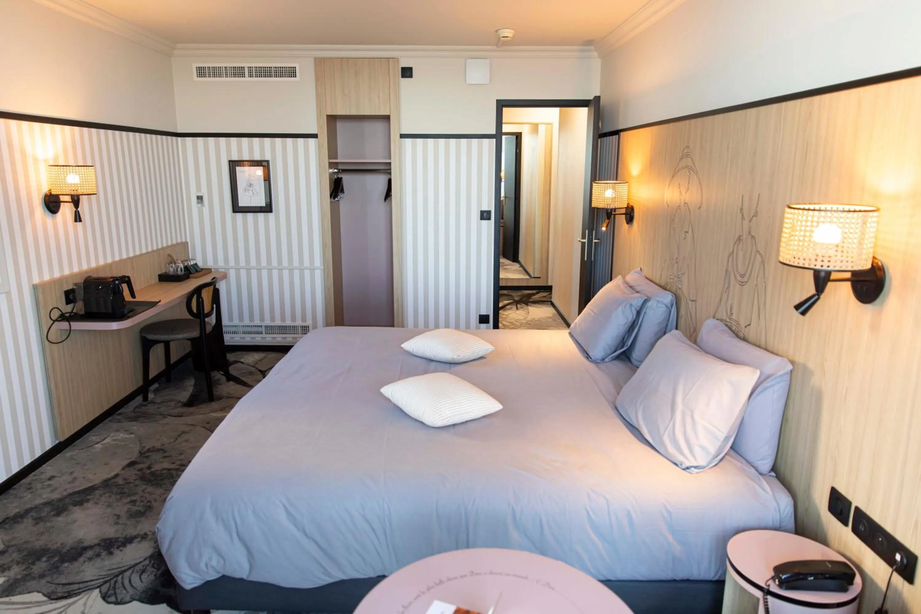 Bed in Mercure Granville Le Grand Large