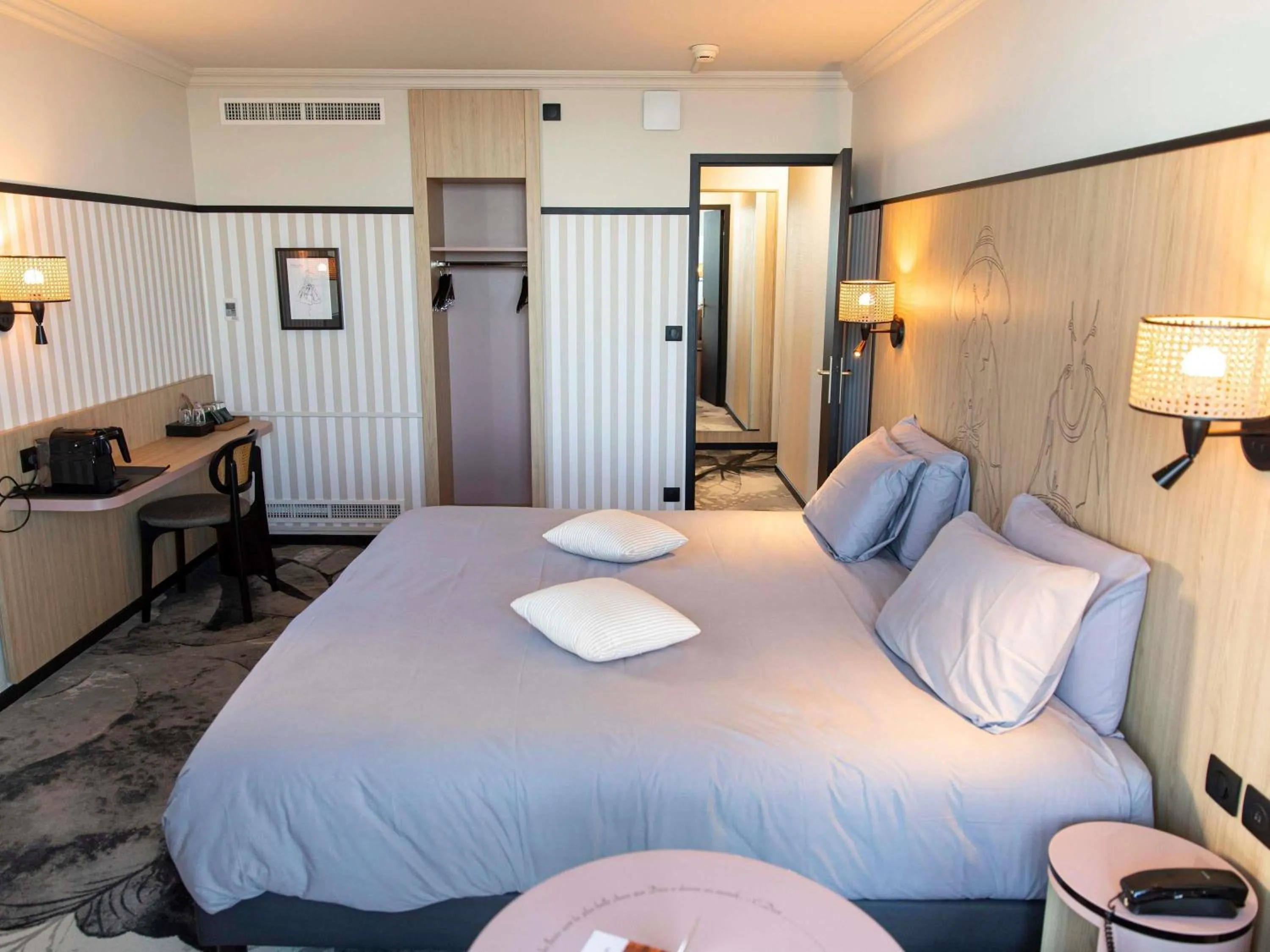 Bedroom, Bed in Mercure Granville Le Grand Large